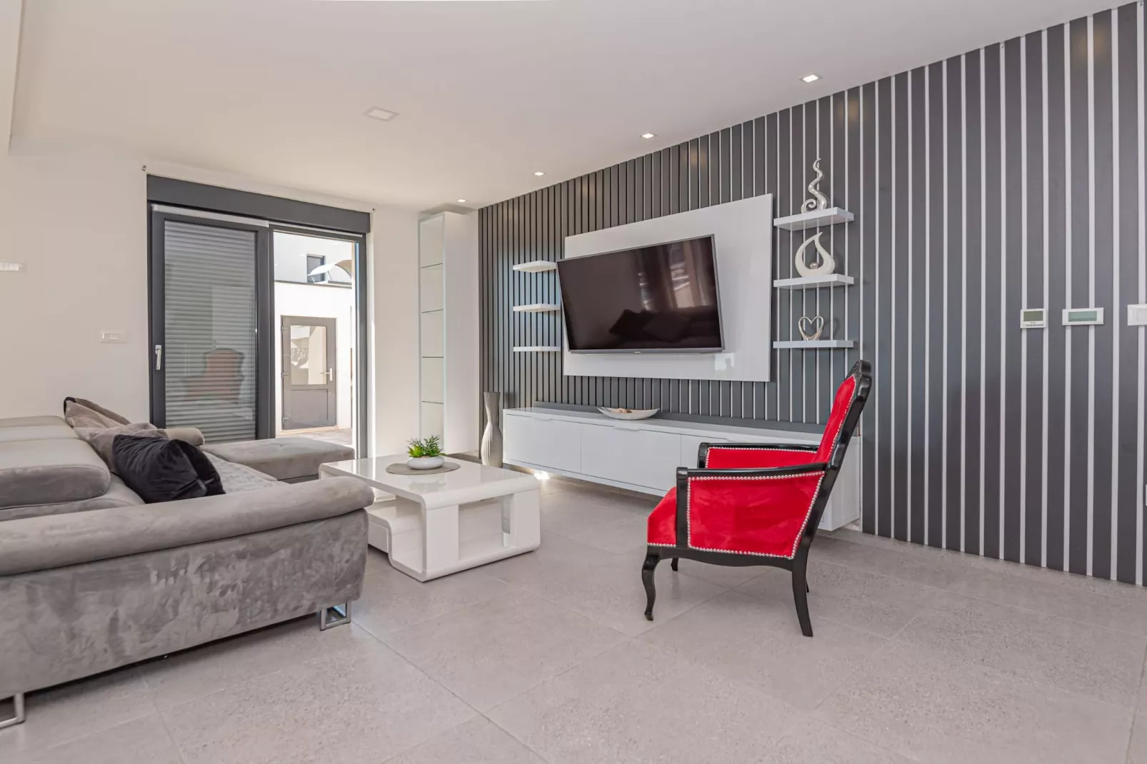 Four-Bedroom Villa With Pool-Wohnzimmer