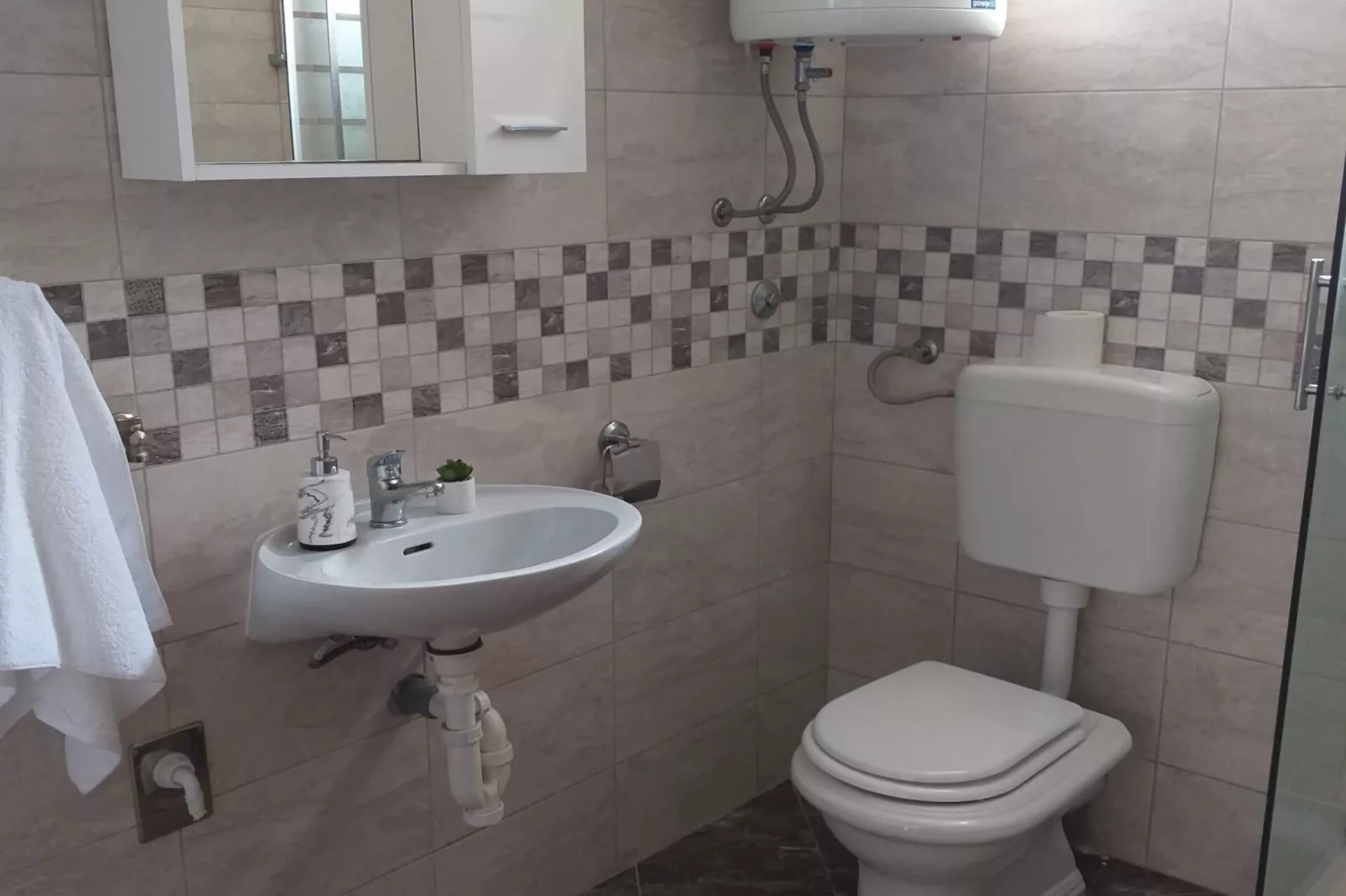 Two-Bedroom Apartment (A2)-Bathroom