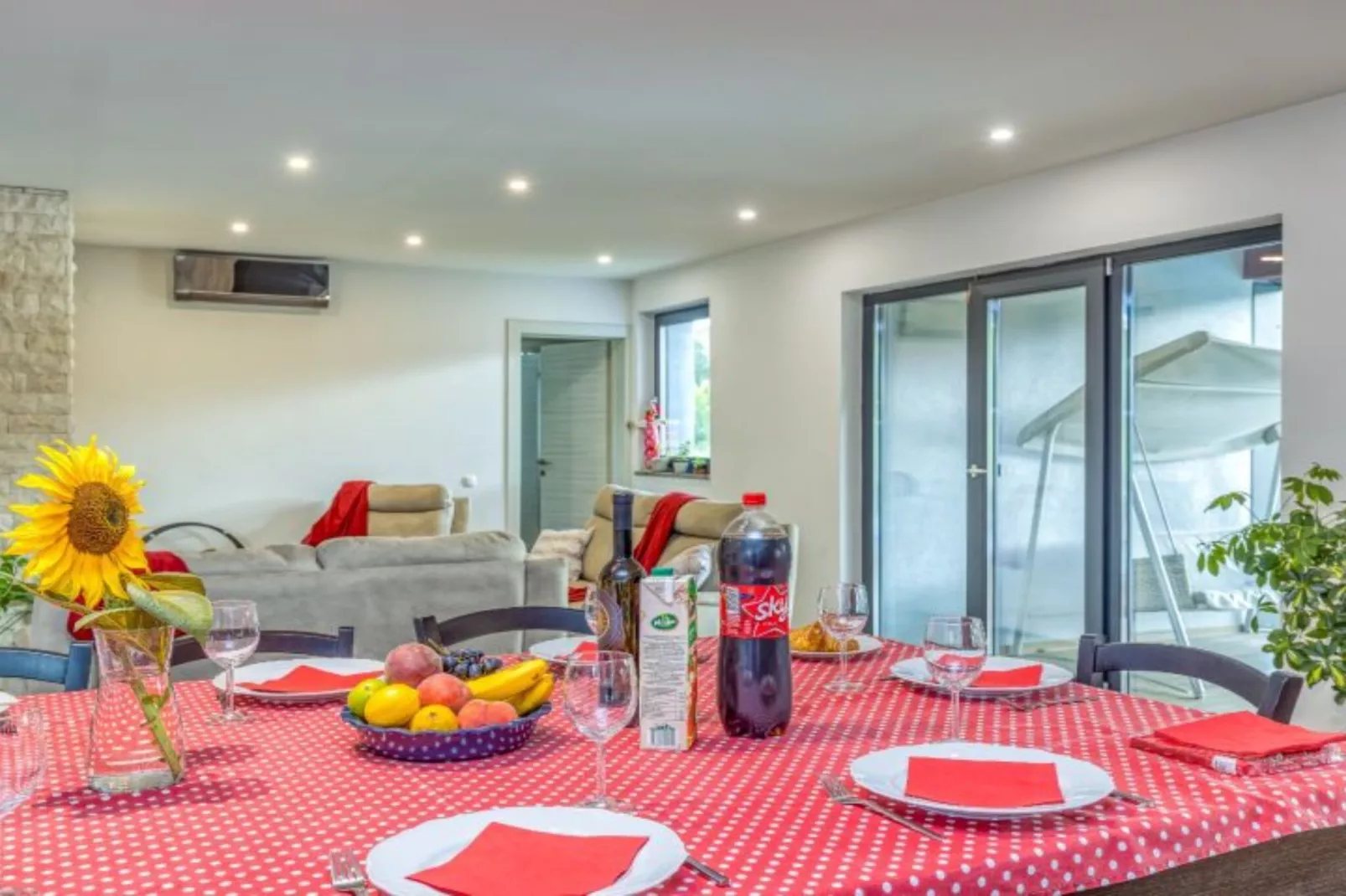 Four Bedroom Holiday House Mali Raj with Pool-Esszimmer