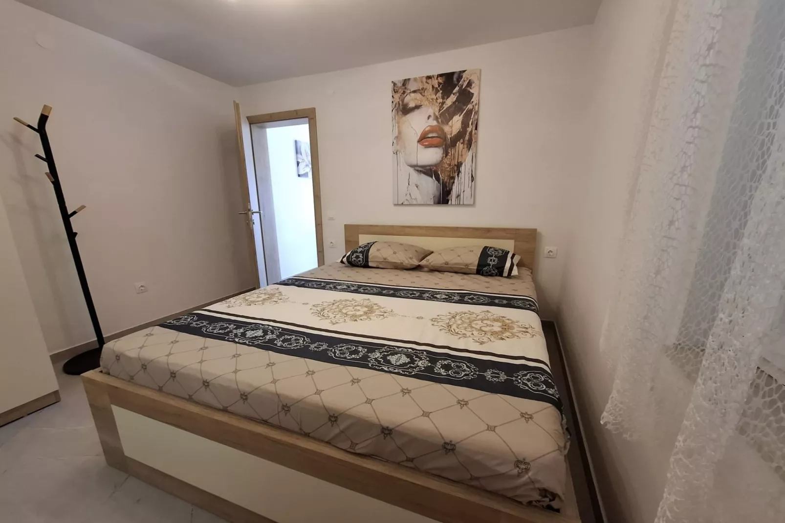 Apartment Jakić - One Bedroom Apartment with Garden View-Schlafzimmer