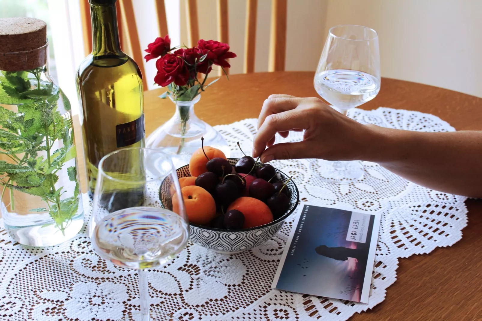 Rustic Refuge Glamping with Hot-Tub and Sauna - Two Bedroom Apartment with Terrace-Dining room