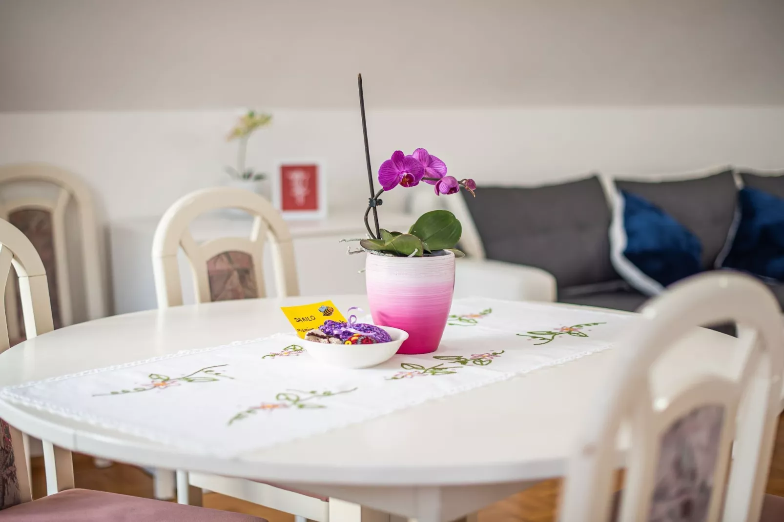 Mountain View Haven Apartments - One Bedroom Apartment  with Balcony-Esszimmer