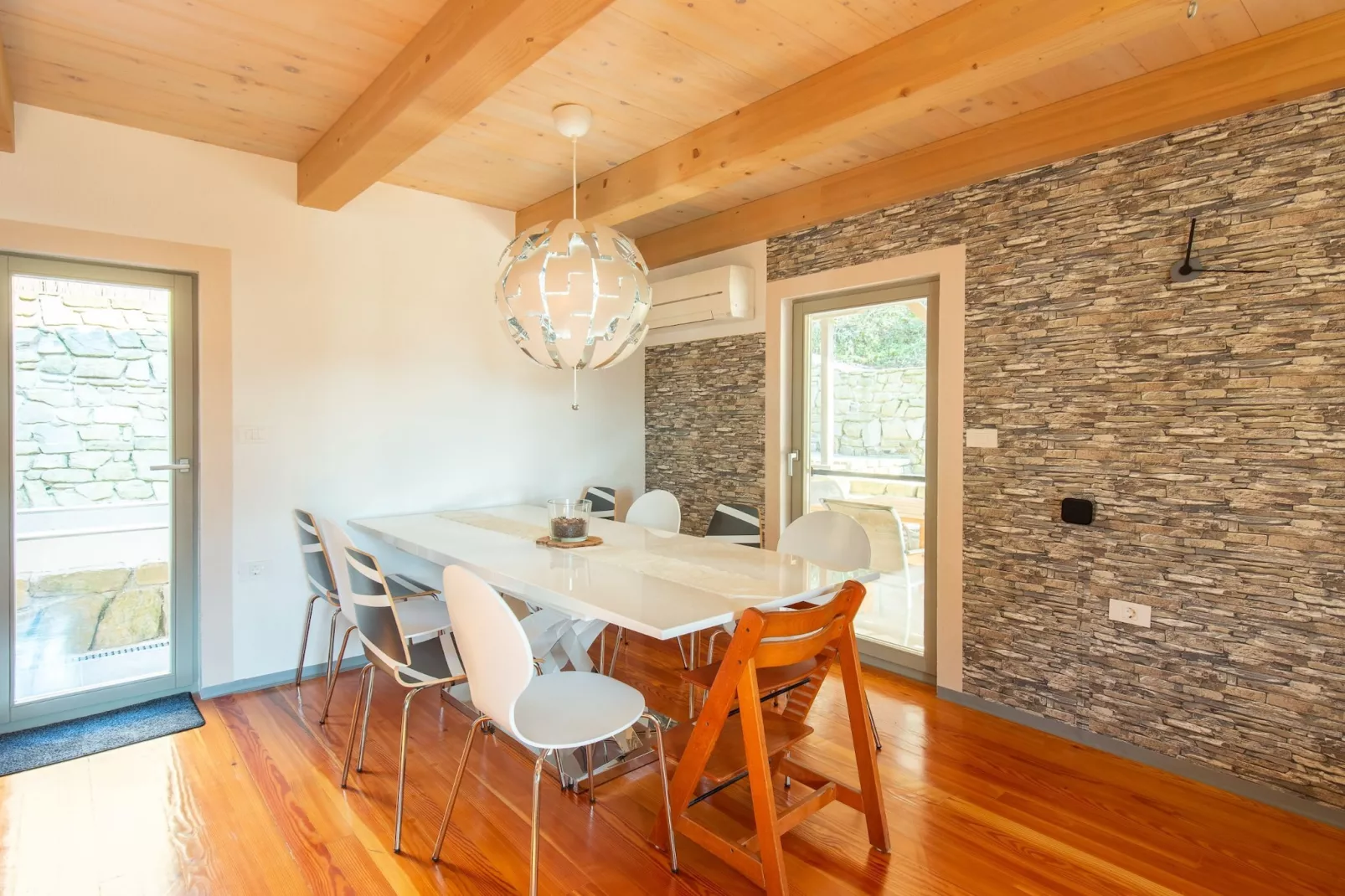 Family-Friendly Serene Retreat Holiday Home - Four Bedroom Holiday Home  with Terrace-Salle à manger