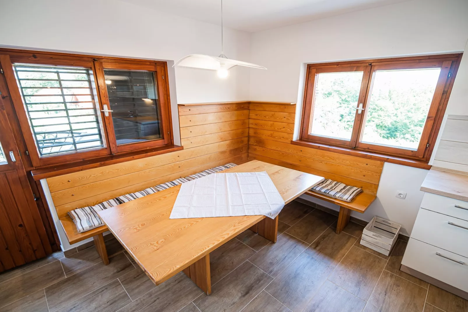 Serene Hollow Holiday Home with Mountain View - Two Bedroom Holiday Home with Mountain View-Cuisine