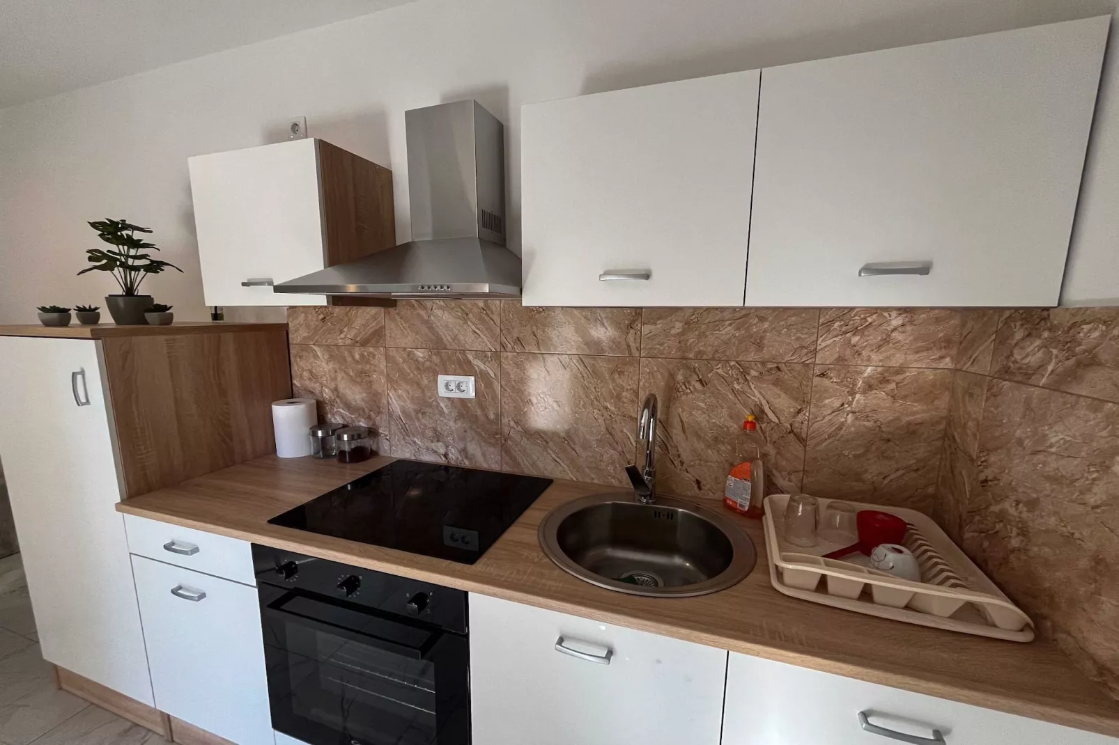 Delightful Cozy Riverside Apartment - One Bedroom Apartment with Terrace-Küche