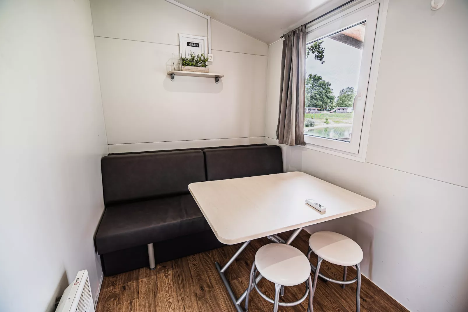 Waterside Retreat Mobile Homes with Thermal Riviera Tickets - One Bedroom Mobile Home with Lake View (owner 4)-Chambre