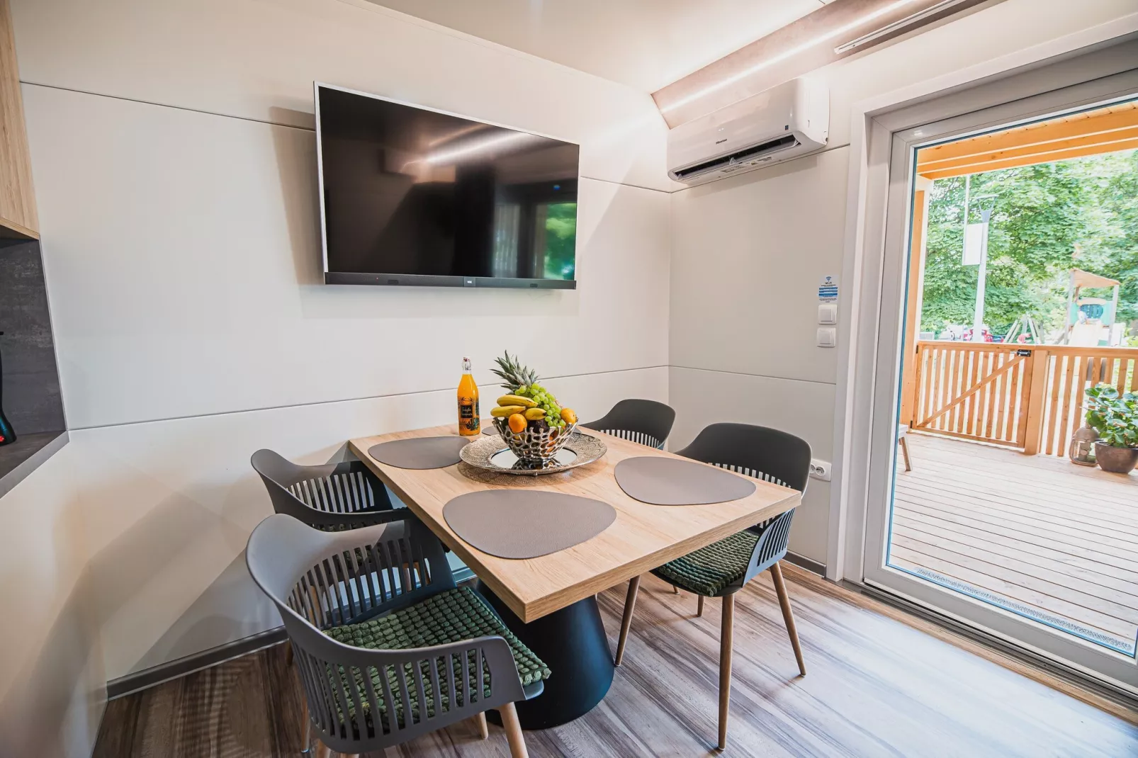 Lake Serenity Premium Mobile Homes with Thermal Riviera Tickets - Three Bedroom Mobile Home 15\/029 - Salon