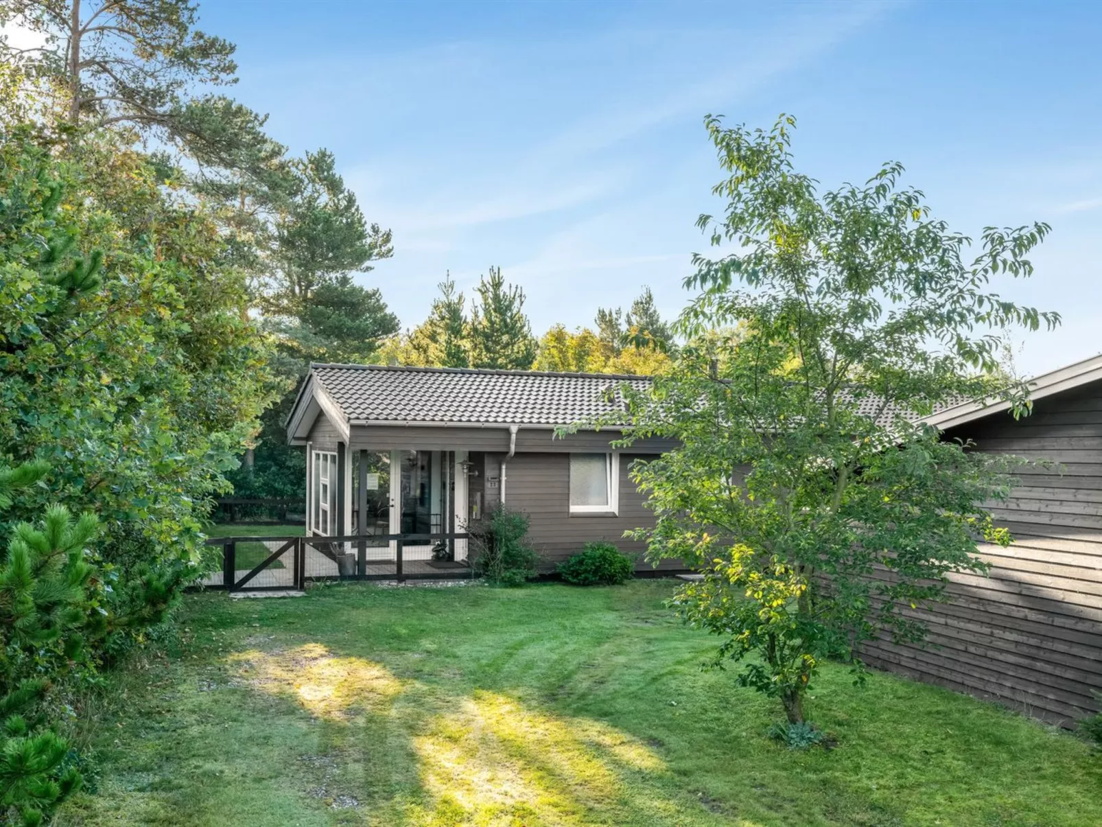 "Sjarlotte" - 400m to the fjord-Outside