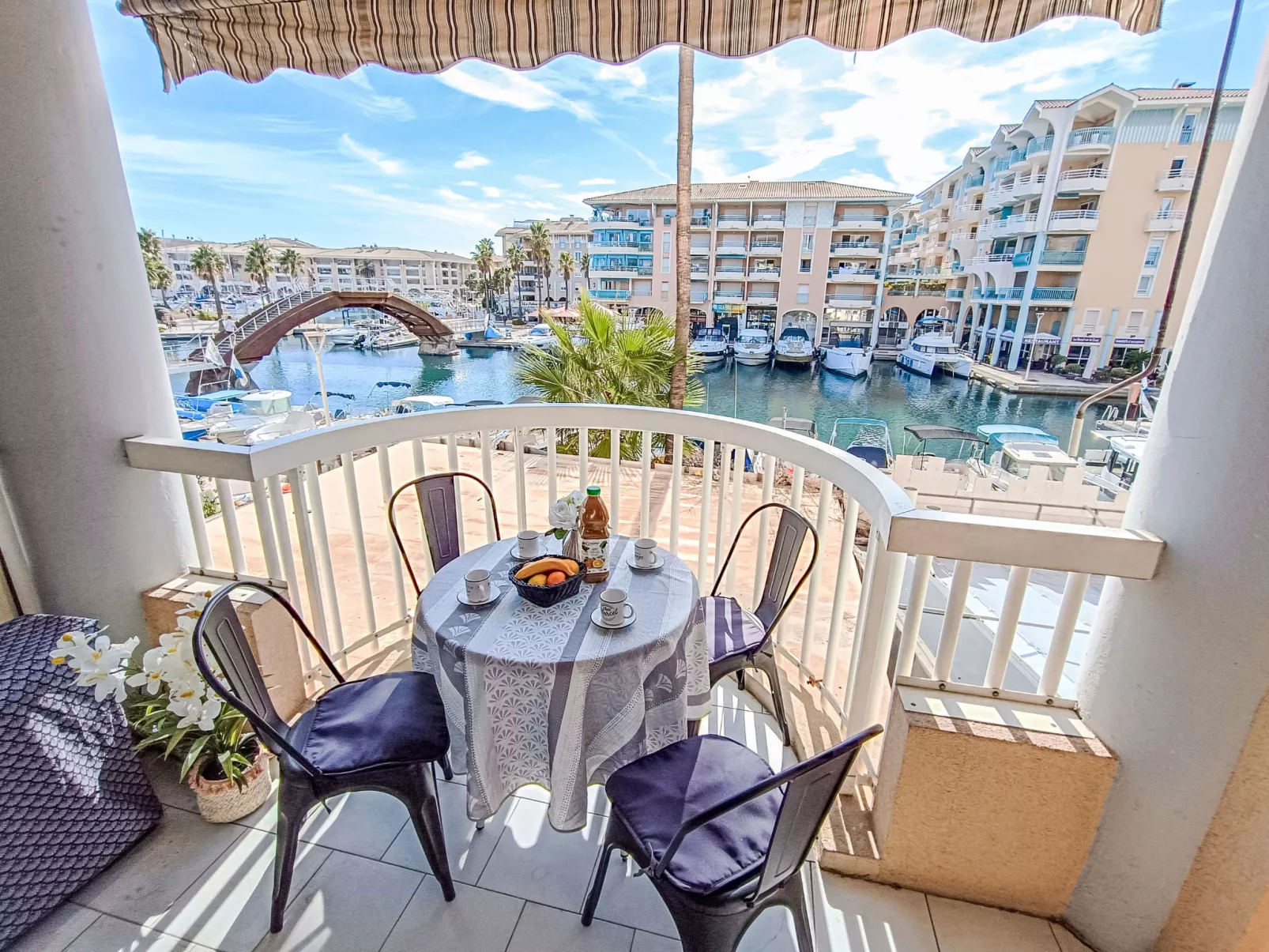 Port d'Attache-Outside