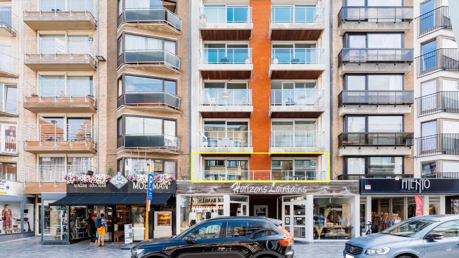 Brit Eerste-Exterior in summer