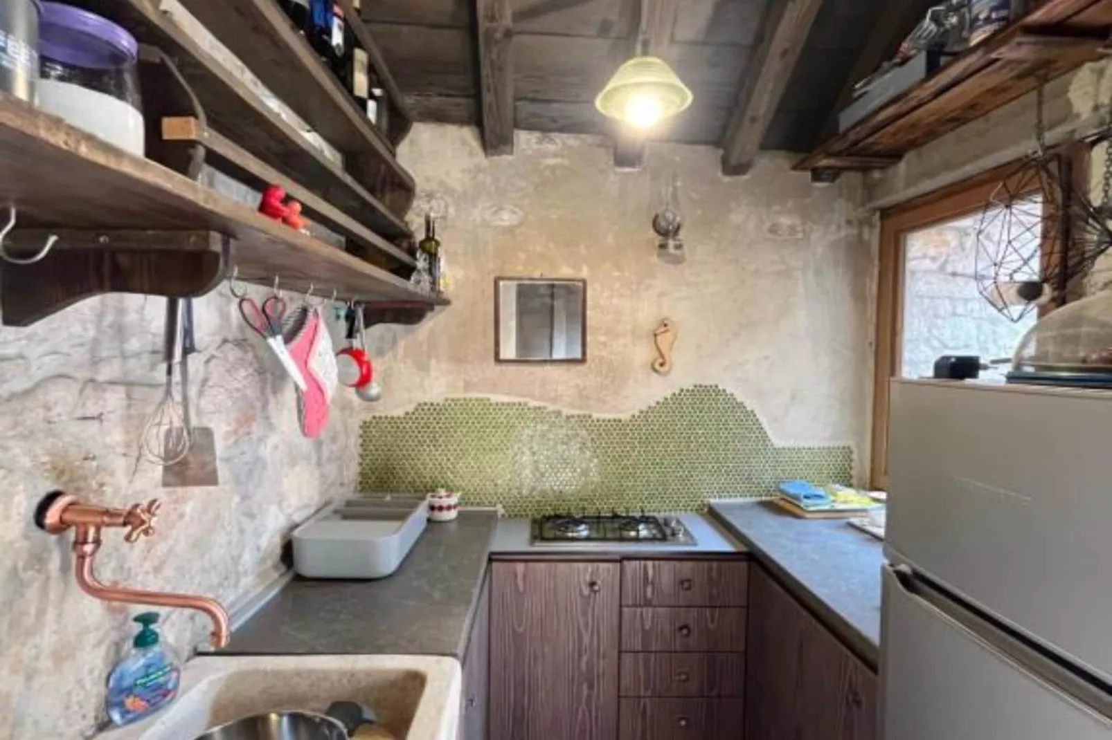 Romantic Stone House and Yard Near Stunning Beach - Two Bedroom Holiday Holiday Home  with  Patio and Terrace-Küche