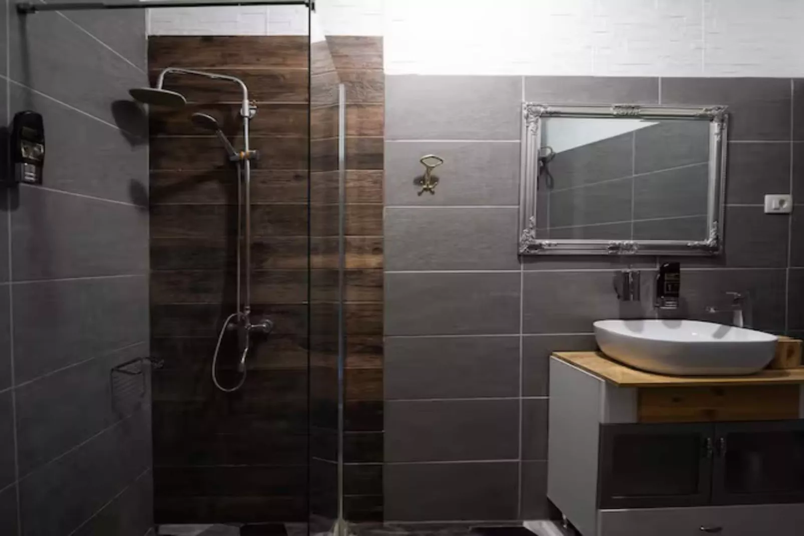 Silver Gate Rooms-Diocletian's Palace - Six-Bed Room-Bathroom