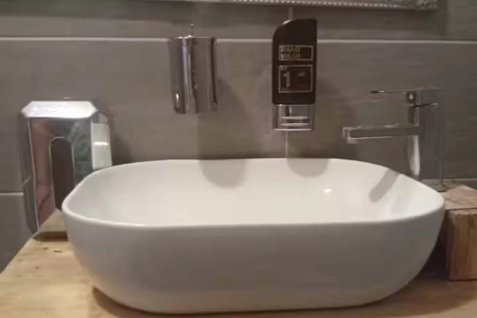 Six-bed room 2-Bathroom