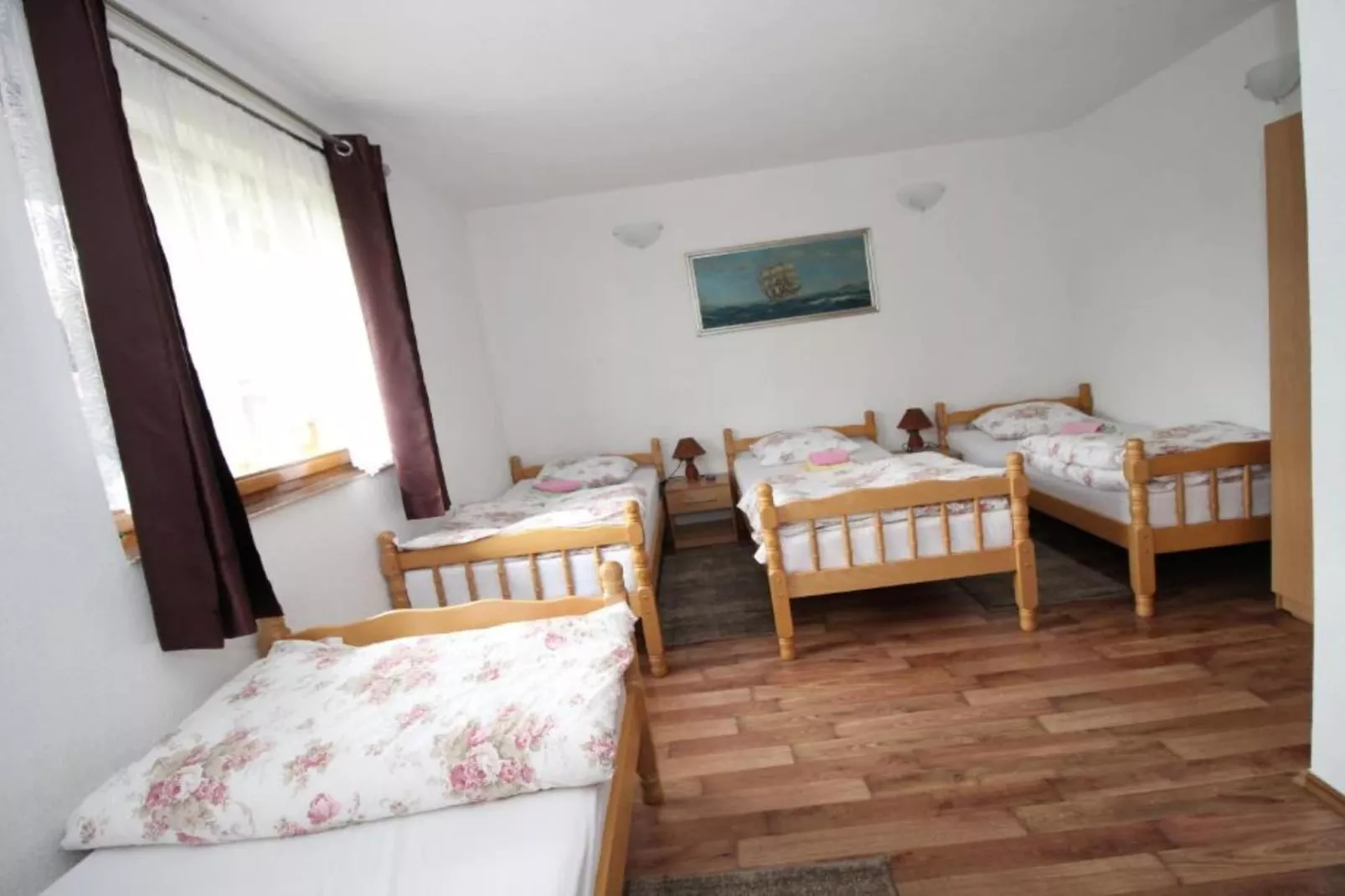 Four bedroom home with river view-Schlafzimmer