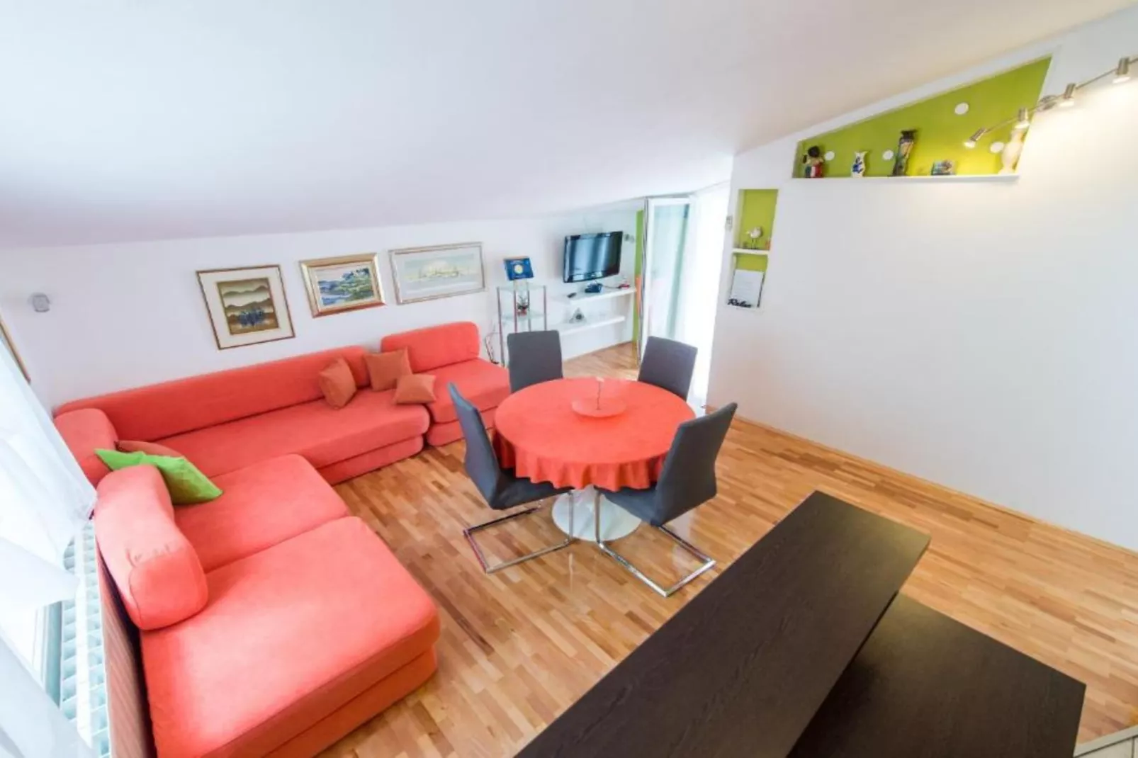 One-Bedroom Apartment With Lake View-Wohnzimmer