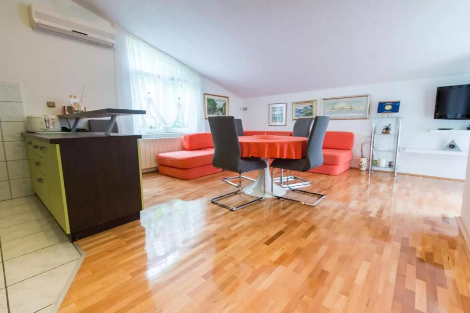 Two-Bedroom Apartment With Lake View-Wohnzimmer