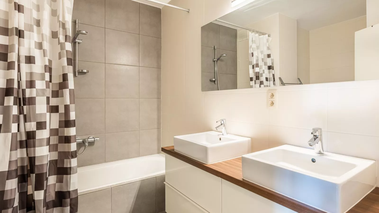 Les Trois Moineaux-Badezimmer