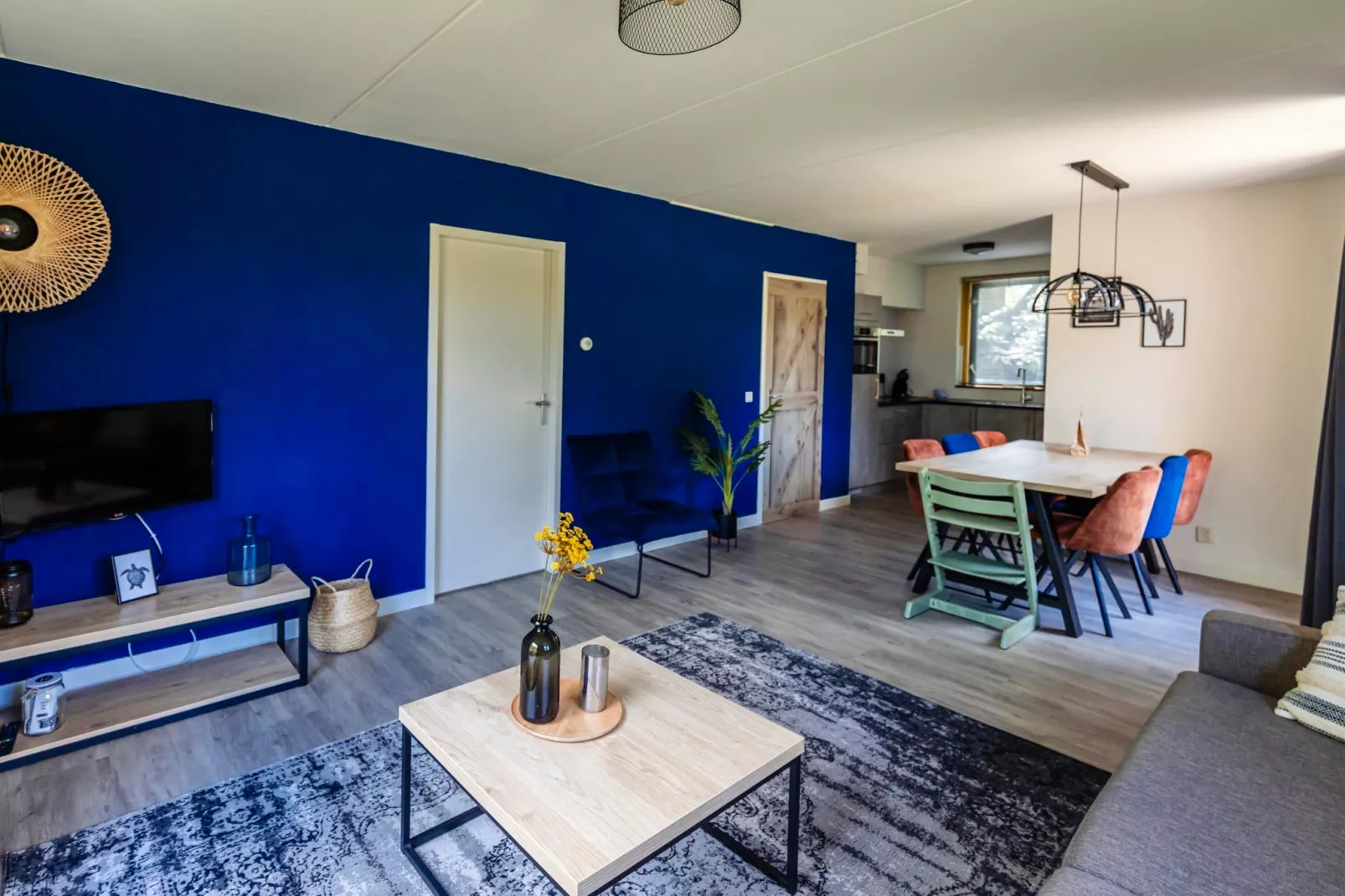 6 - Persons Lakeside Child-friendly Bungalow-Dining room