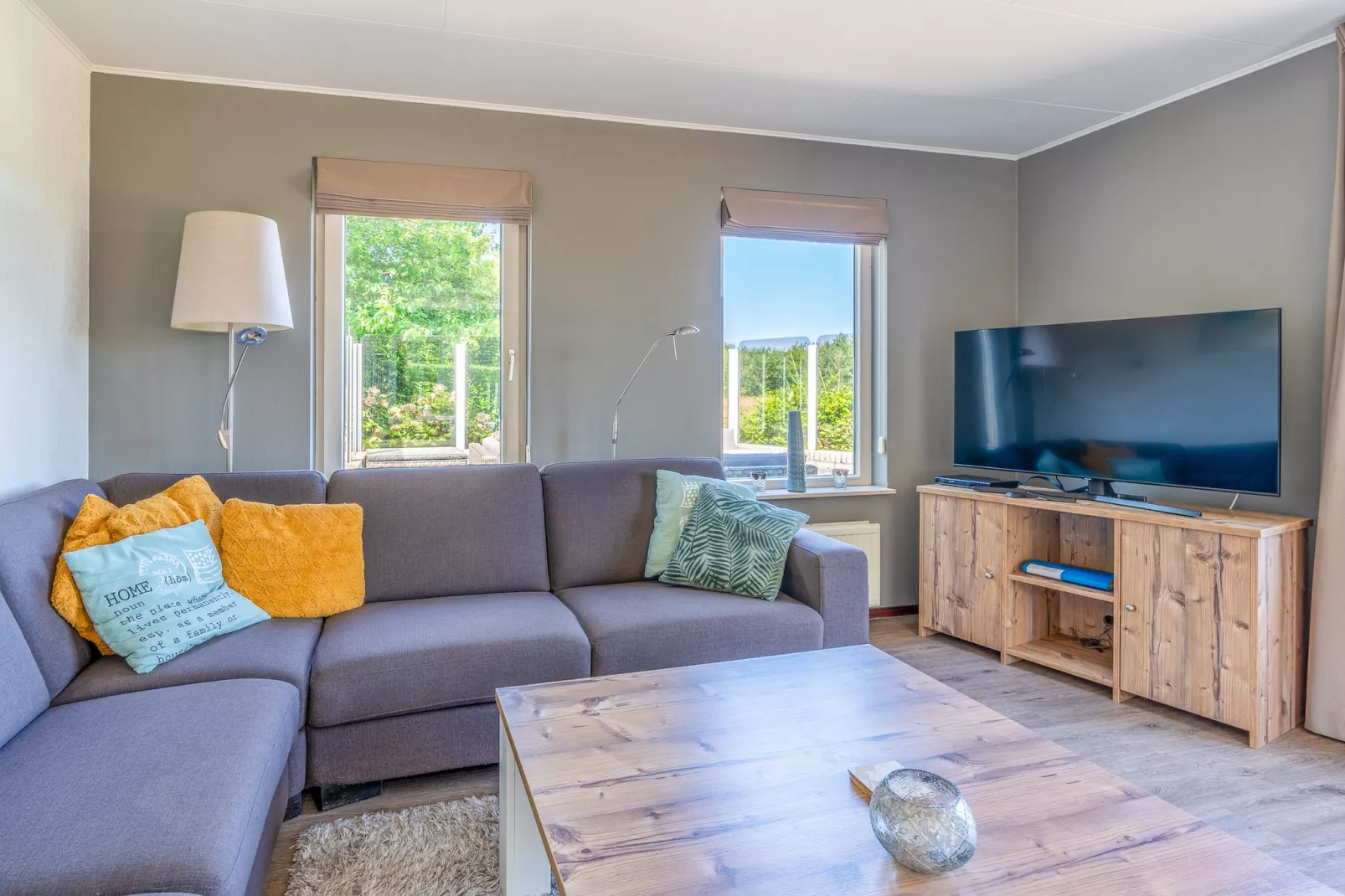 Kamperfoelie 71-Living room