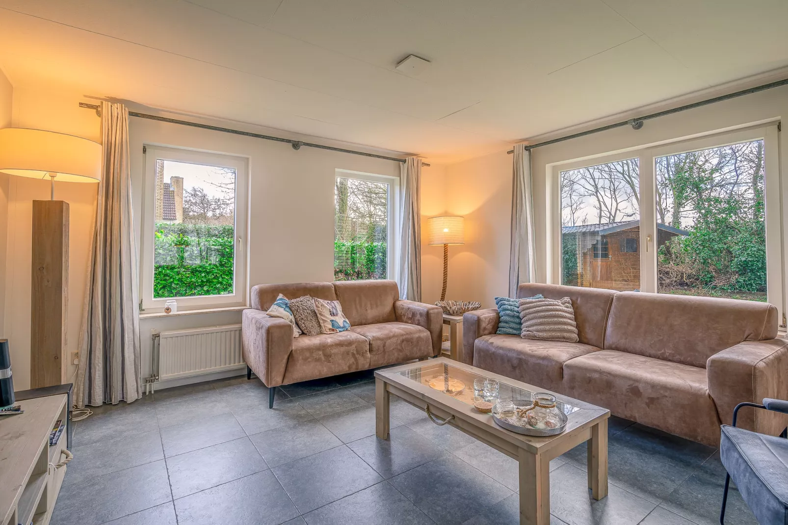 Kamperfoelie 45-Living room