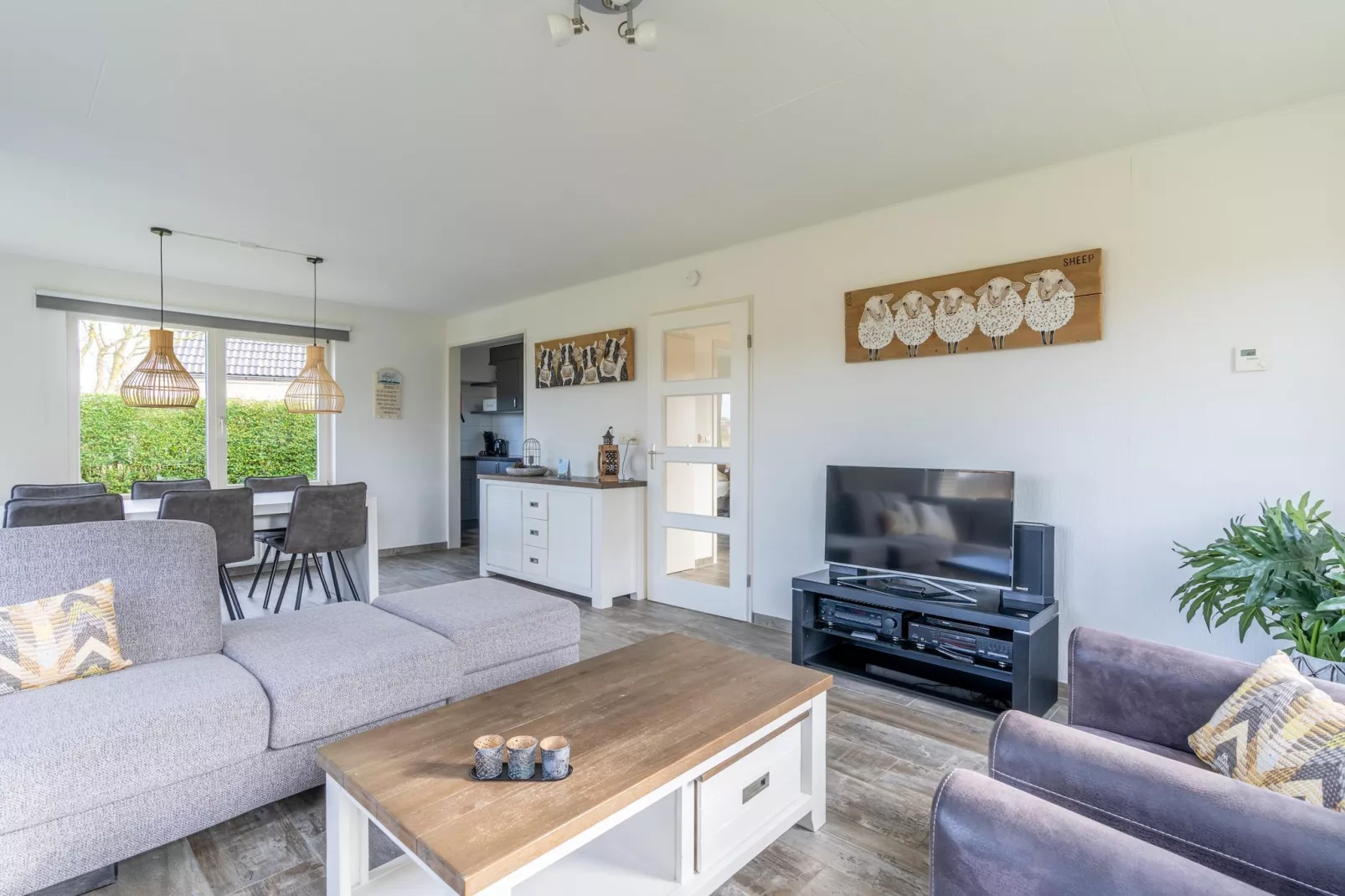 Kamperfoelie 67-Living room