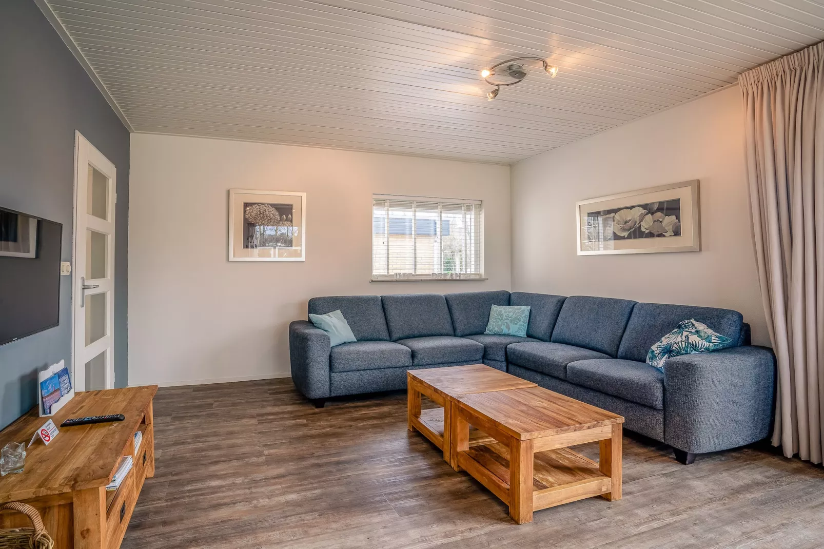 Orchismient 2-Living room