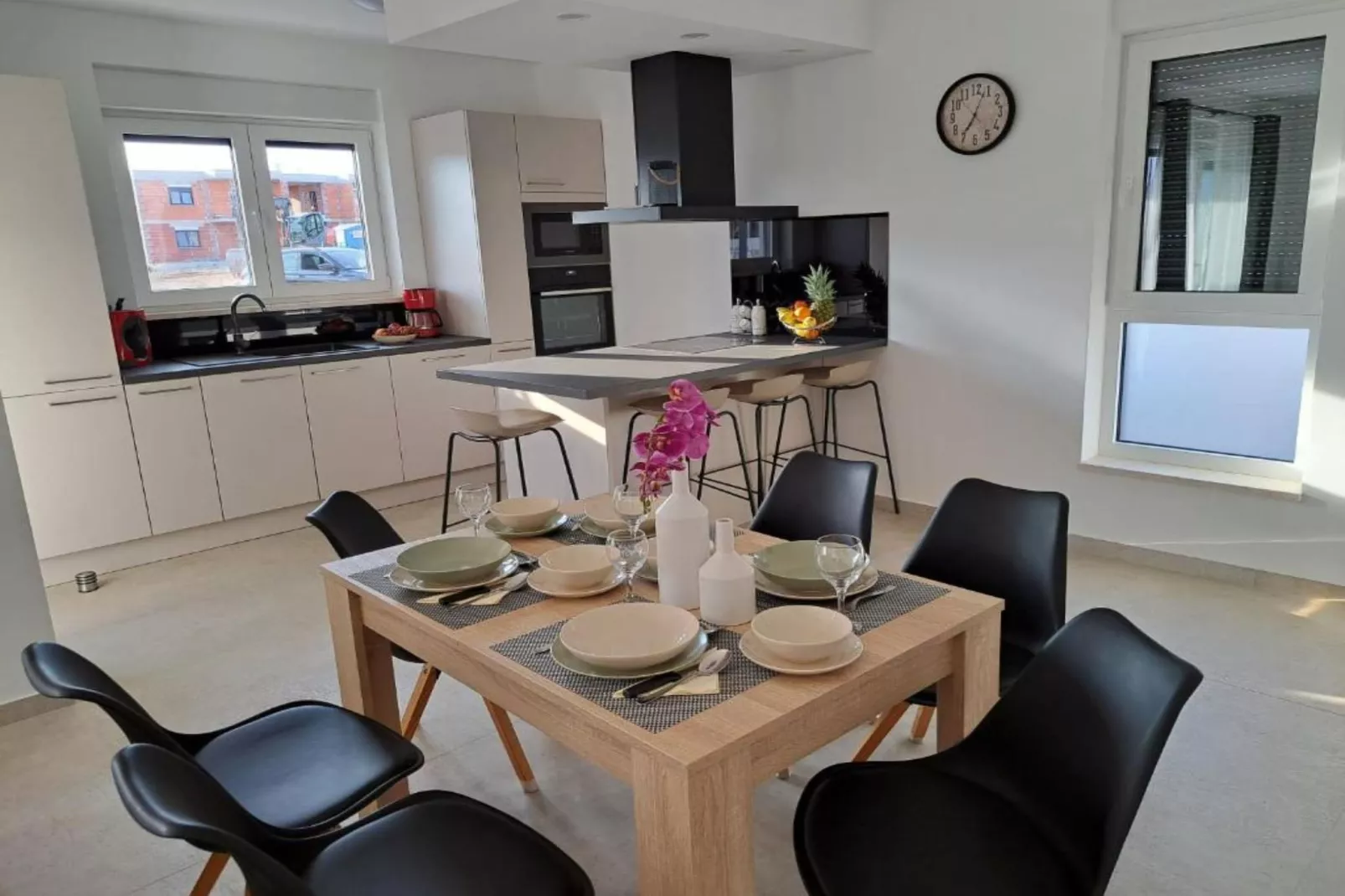 Villa With Pool-Dining room