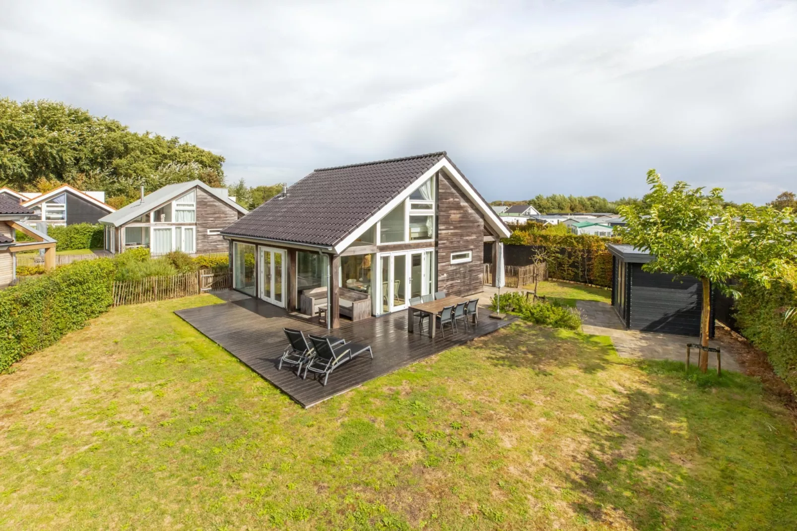 Zonnedorp Kavel 10 Renesse | Villa near the Beach & with Spacious Garden-Exterior in summer