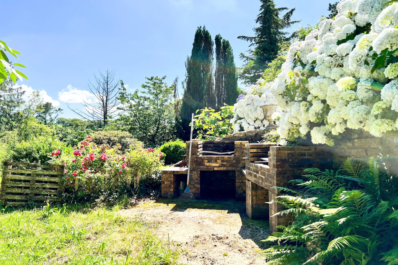 Doppelhaushälfte in Milizac-Gardens in summer