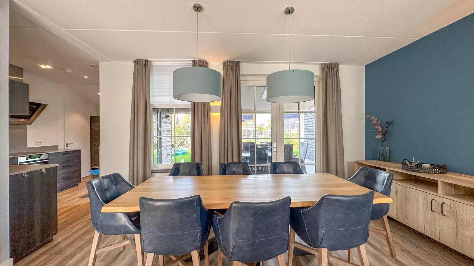 Dune Deluxe 77-Dining room