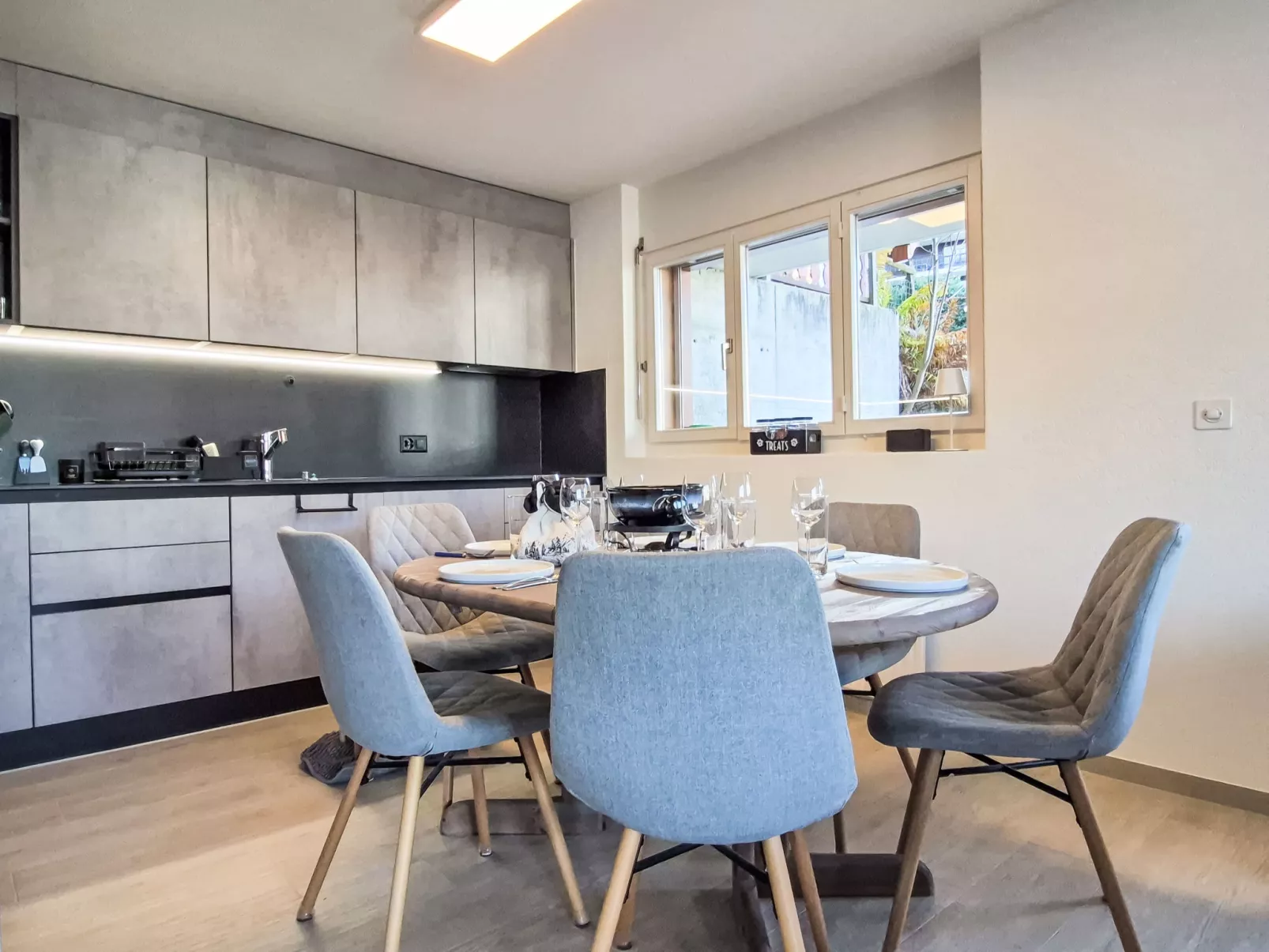 Ambassador 2/1-Inside