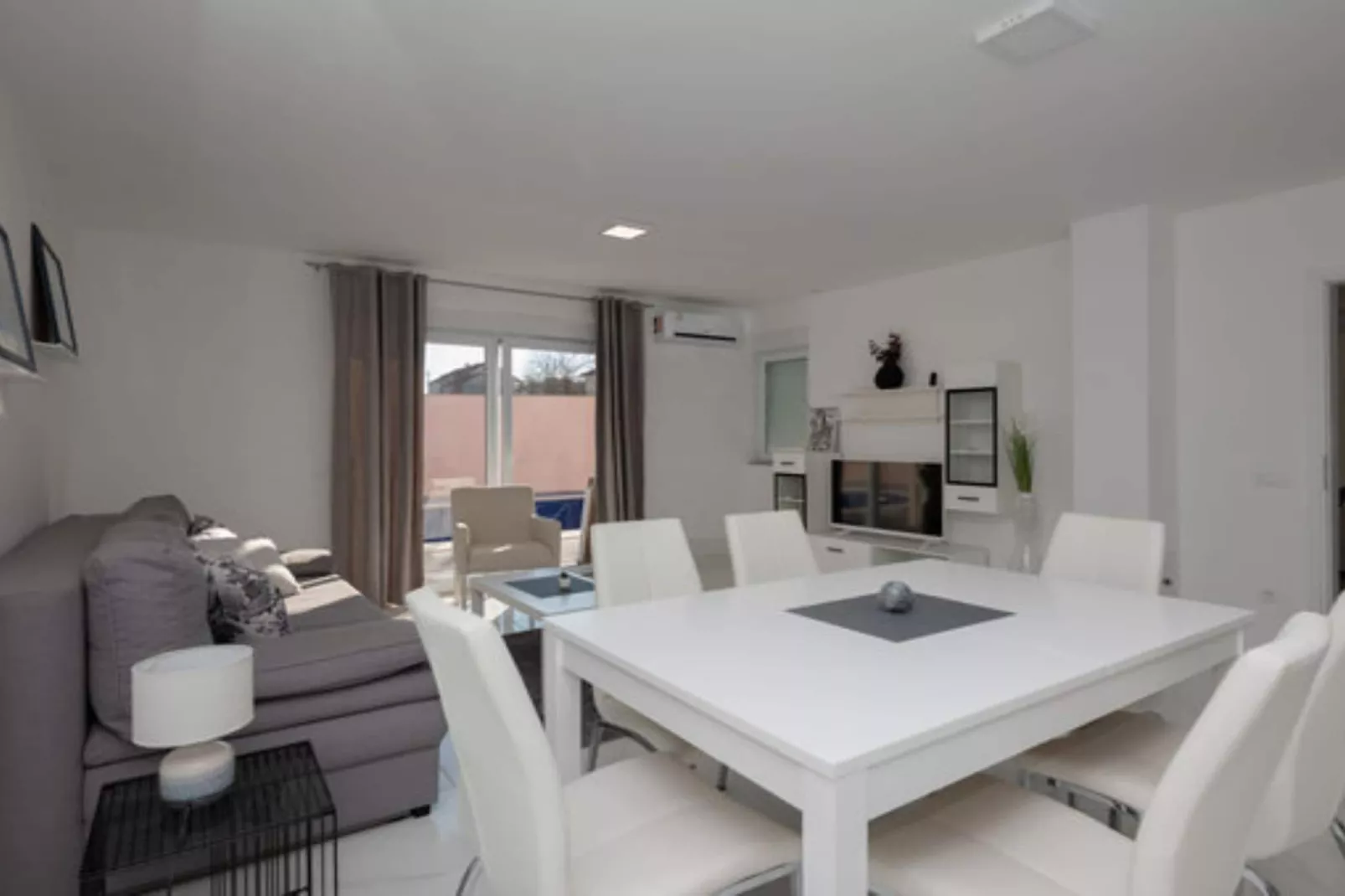 Charming Villa Nina with Pool - Four Bedroom Villa With Terrace and Swimming pool-Wohnzimmer