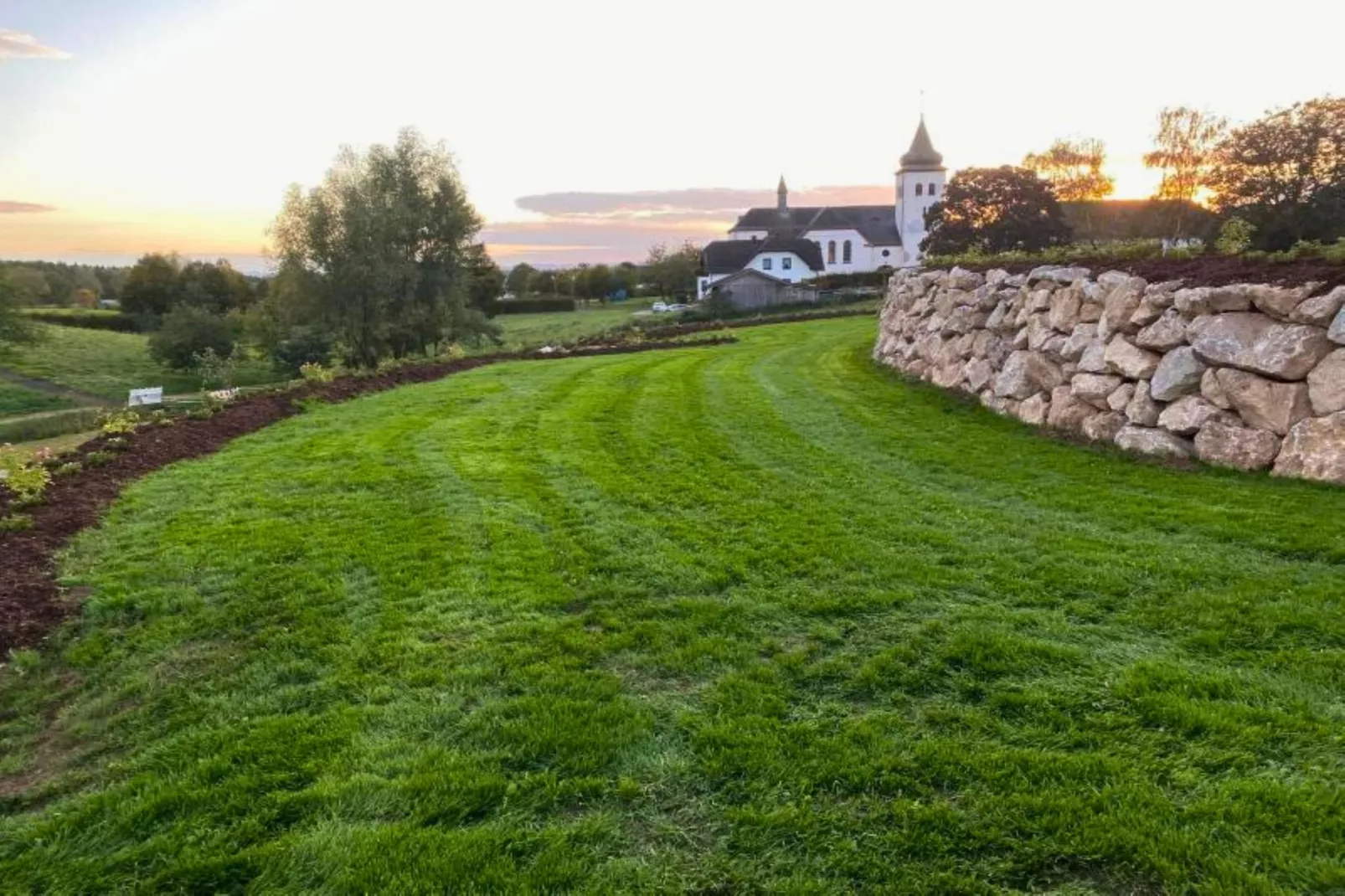 Eifel-Finca mit Whirlpool und Gartenlounge-Gardens in summer