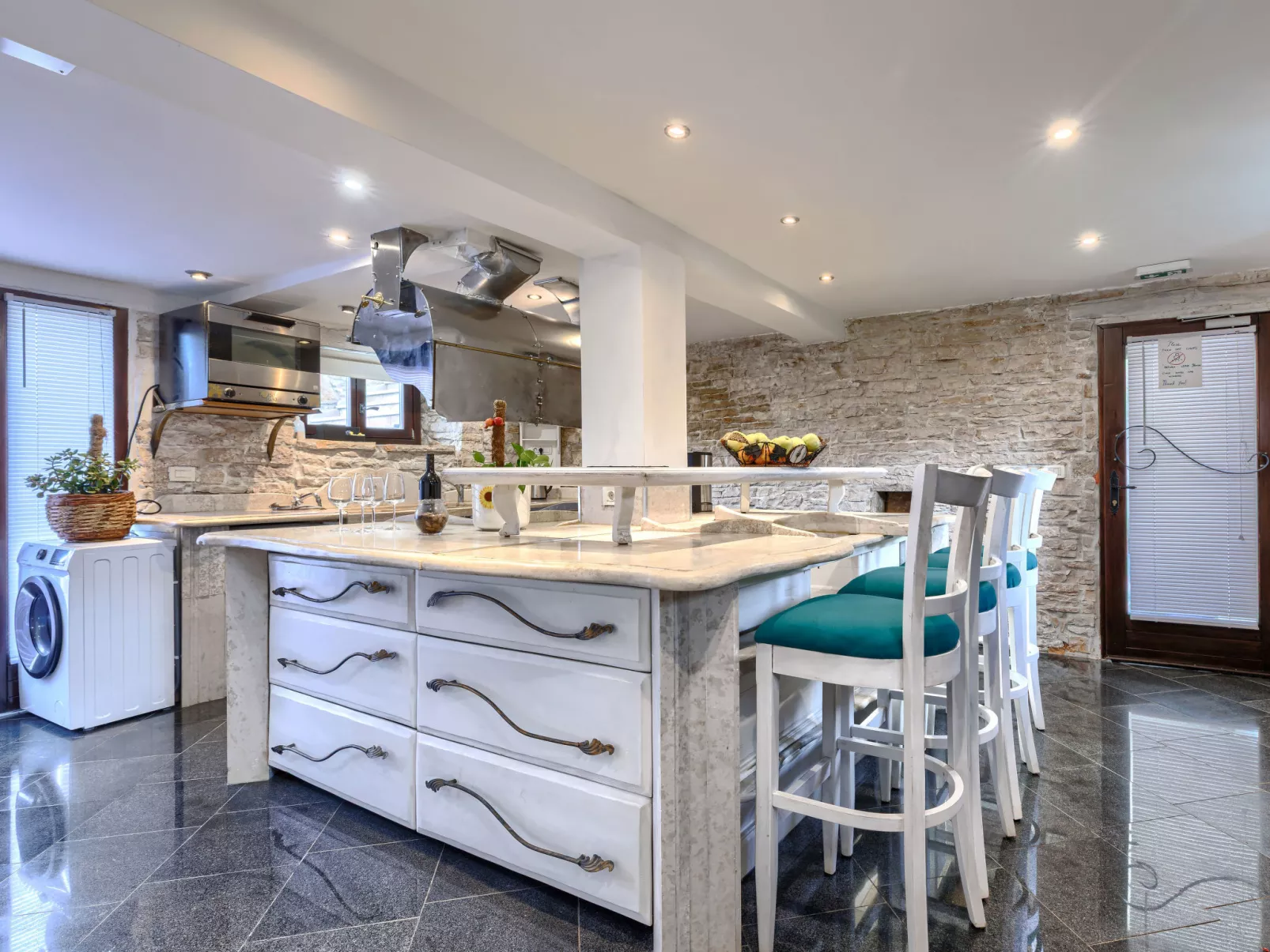 Golden Roots-Drinnen