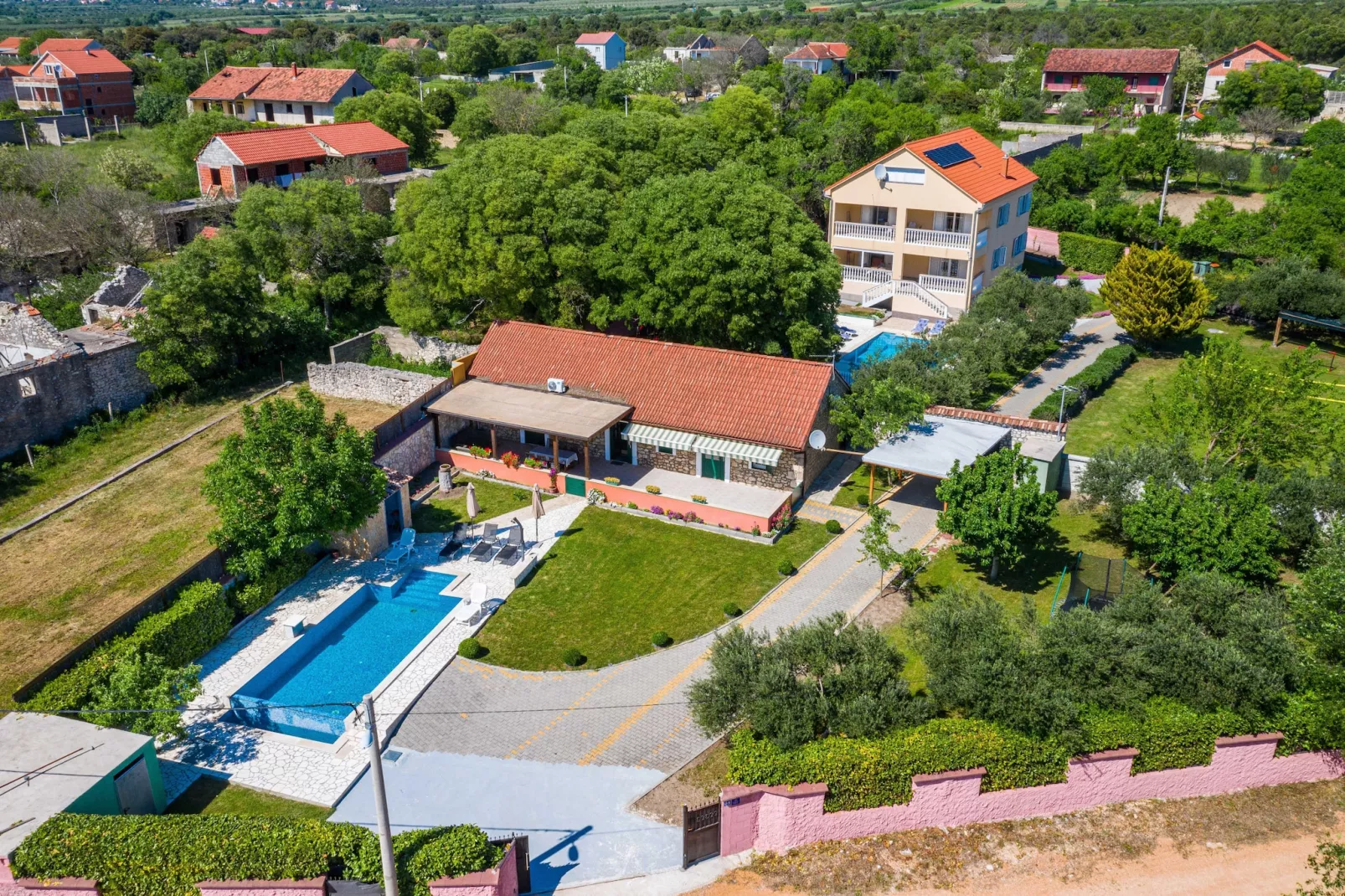 Authentic stone house Momo-Exterior in summer