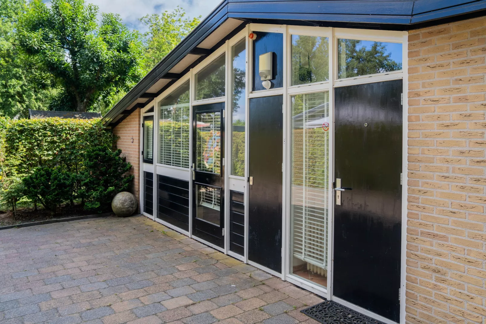 't Voortsche Boshuys-Exterior in summer