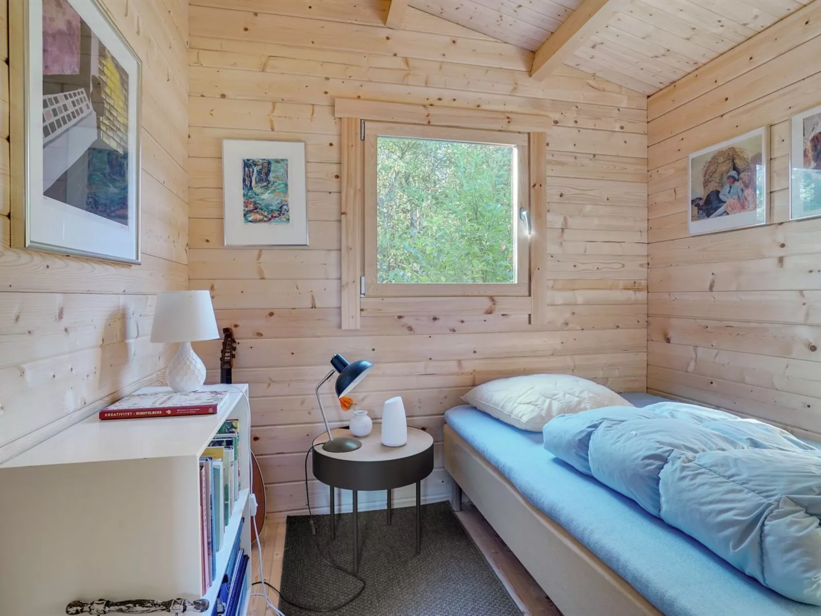 "Thrine" - 100m to the fjord-Inside