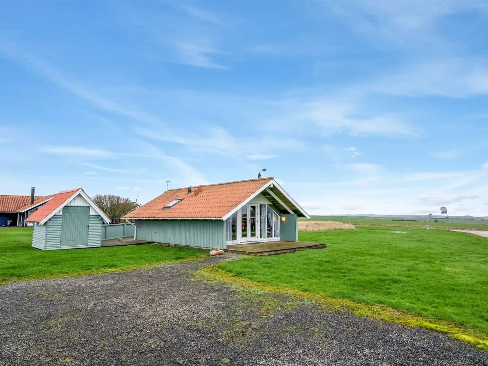 "Lonne" - 750m to the fjord-Outside