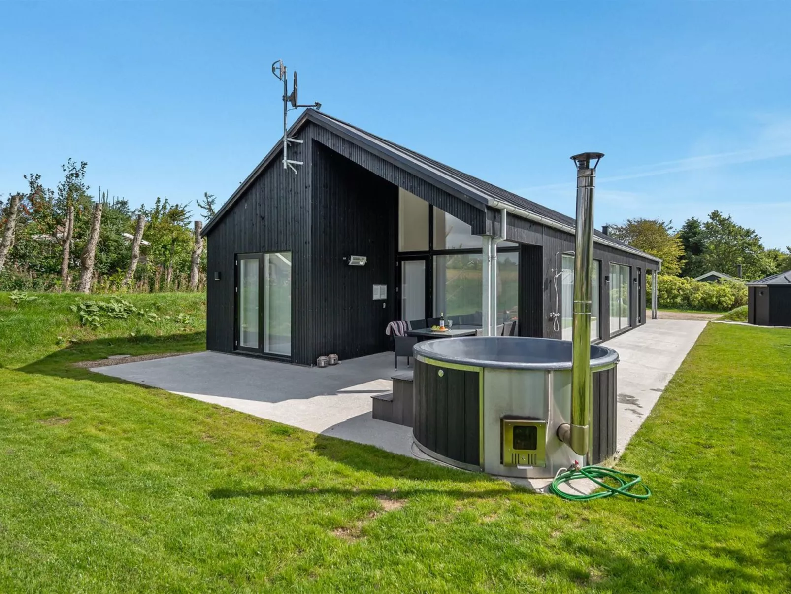 "Elso" - 600m to the fjord-Outside