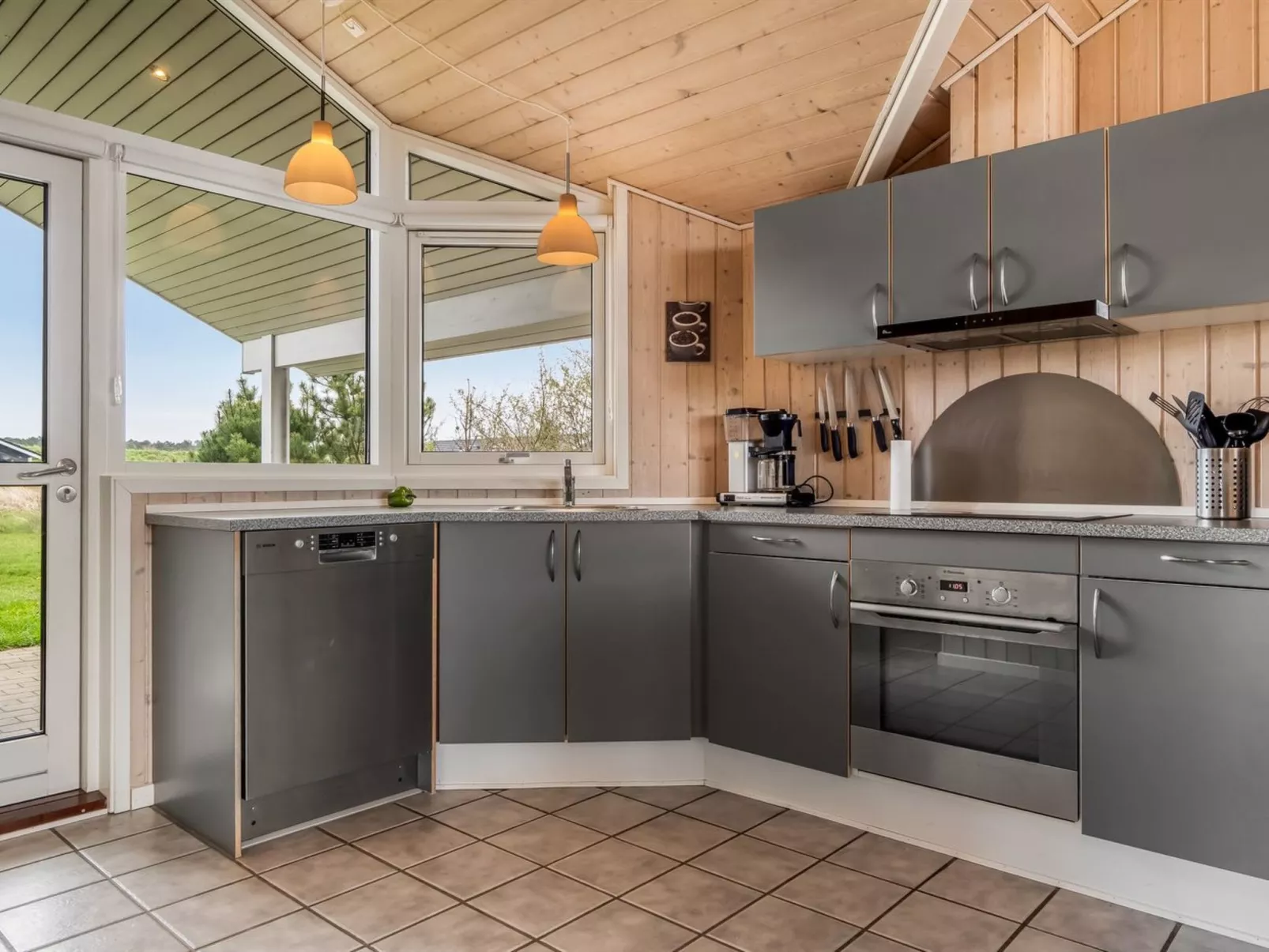 "Dory" - 1.0km from the sea-Inside