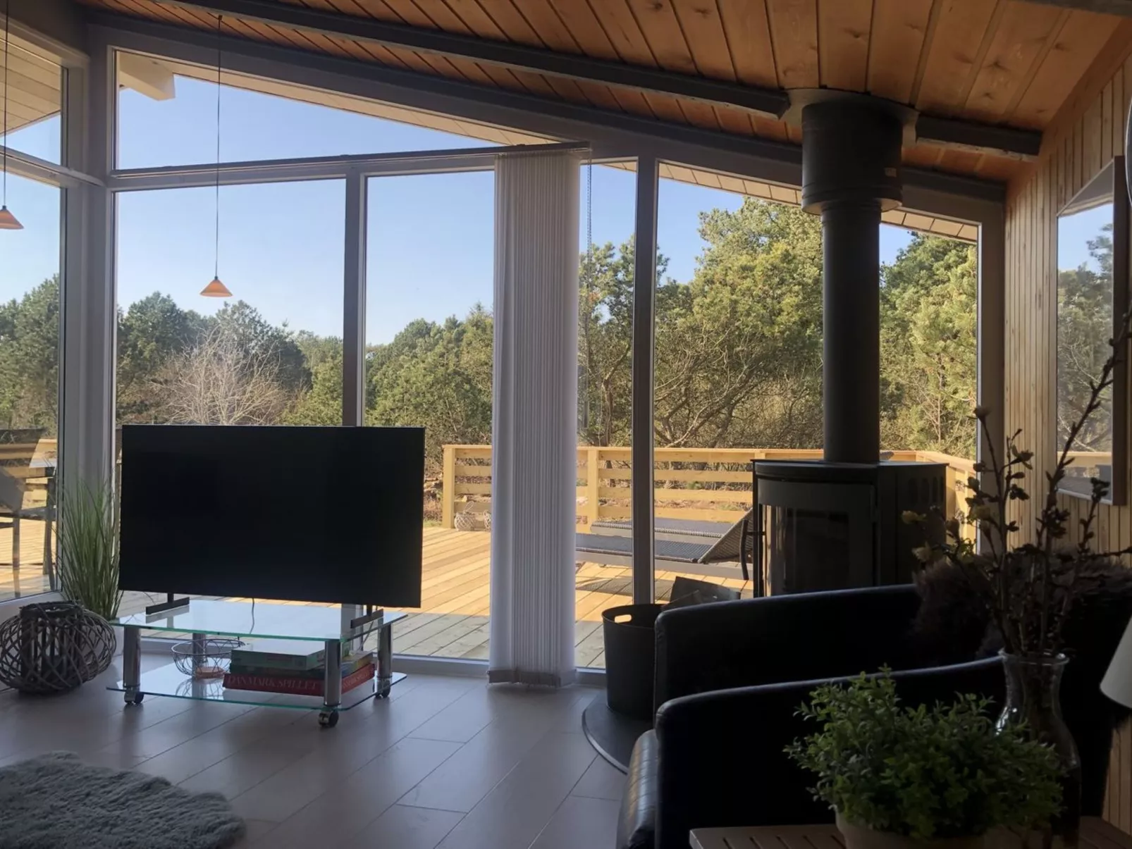 "Elgin" - 1.8km from the sea-Inside