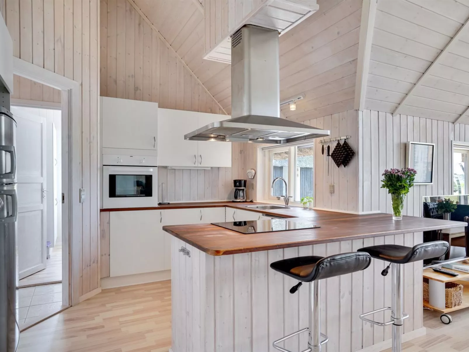 "Allin" - 1km from the sea-Drinnen