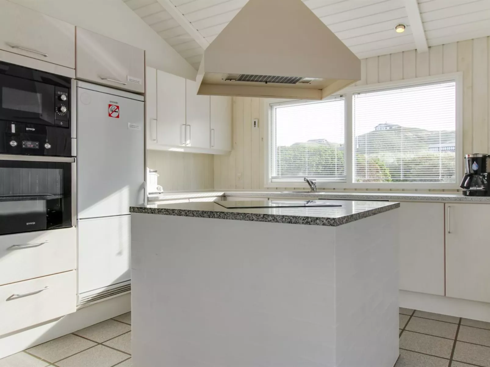 "Avni" - 200m from the sea-Drinnen