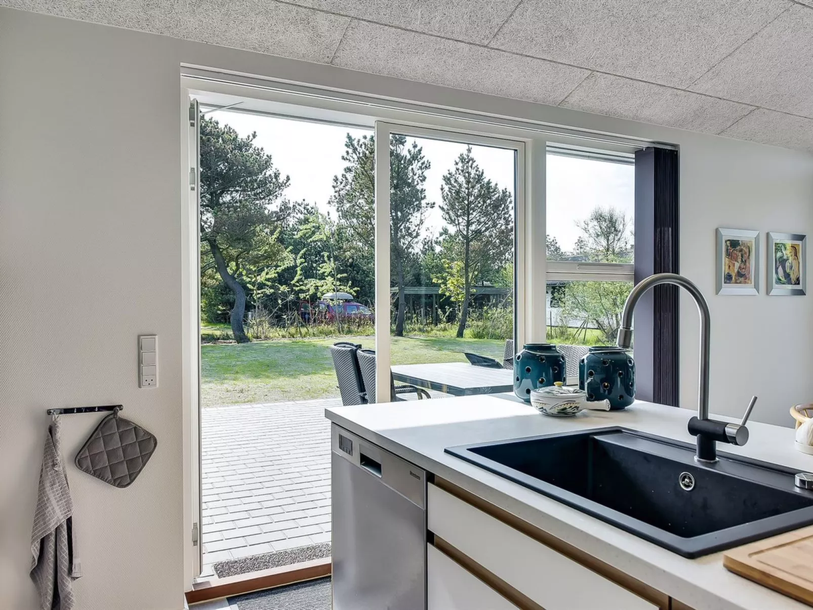 "Stacey" - 800m from the sea-Inside