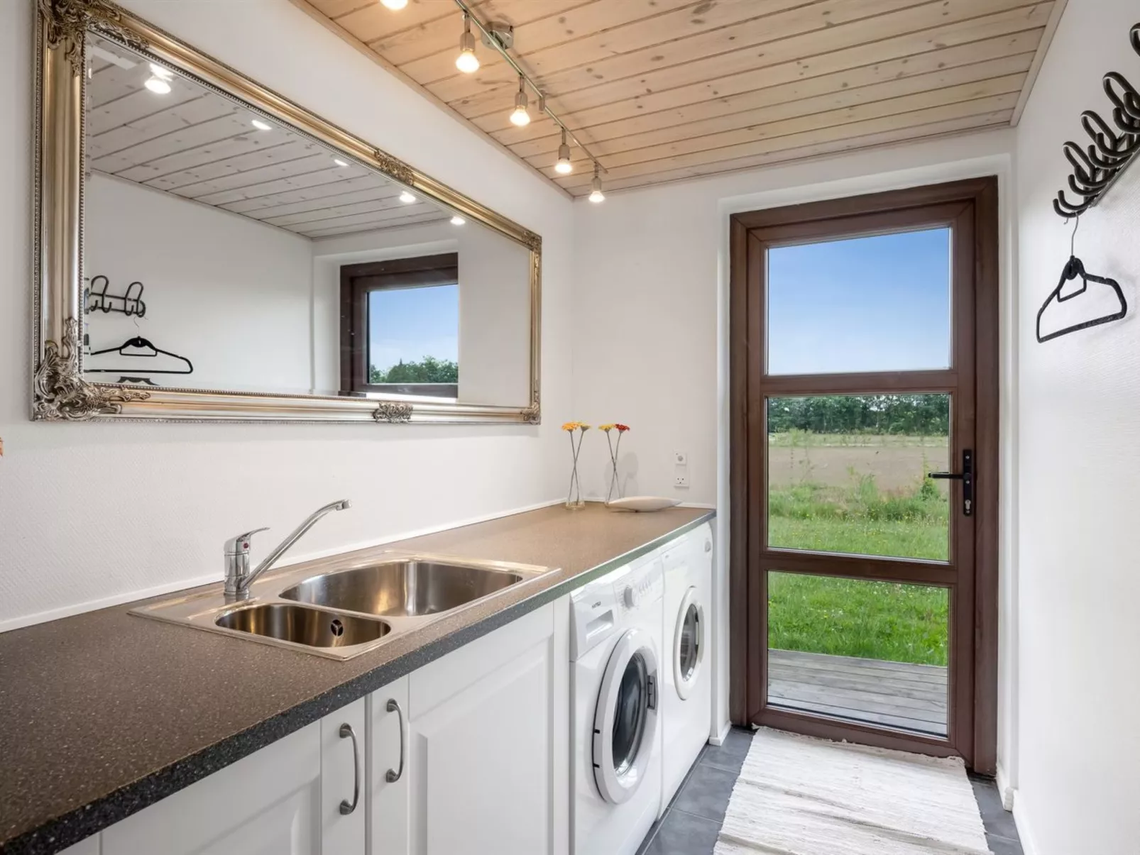 "Silvia" - 300m to the fjord-Drinnen