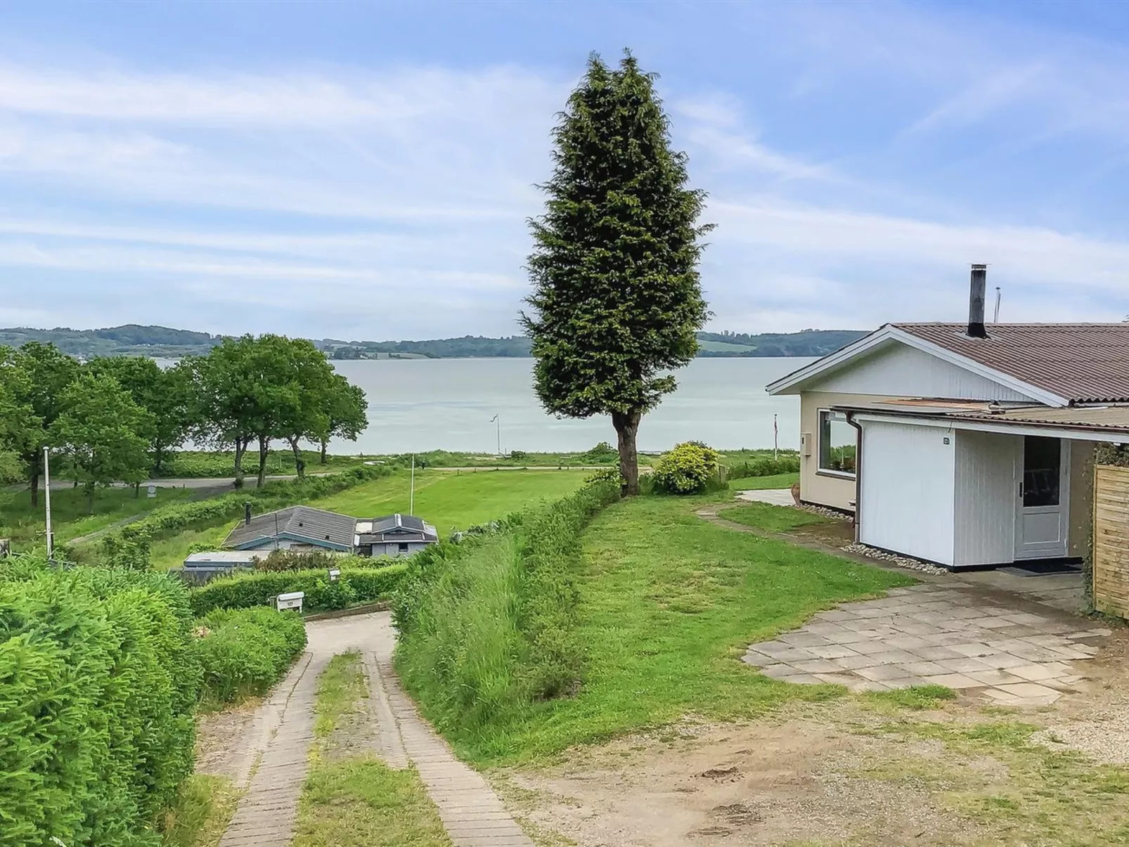 "Launo" - 150m to the fjord-Outside