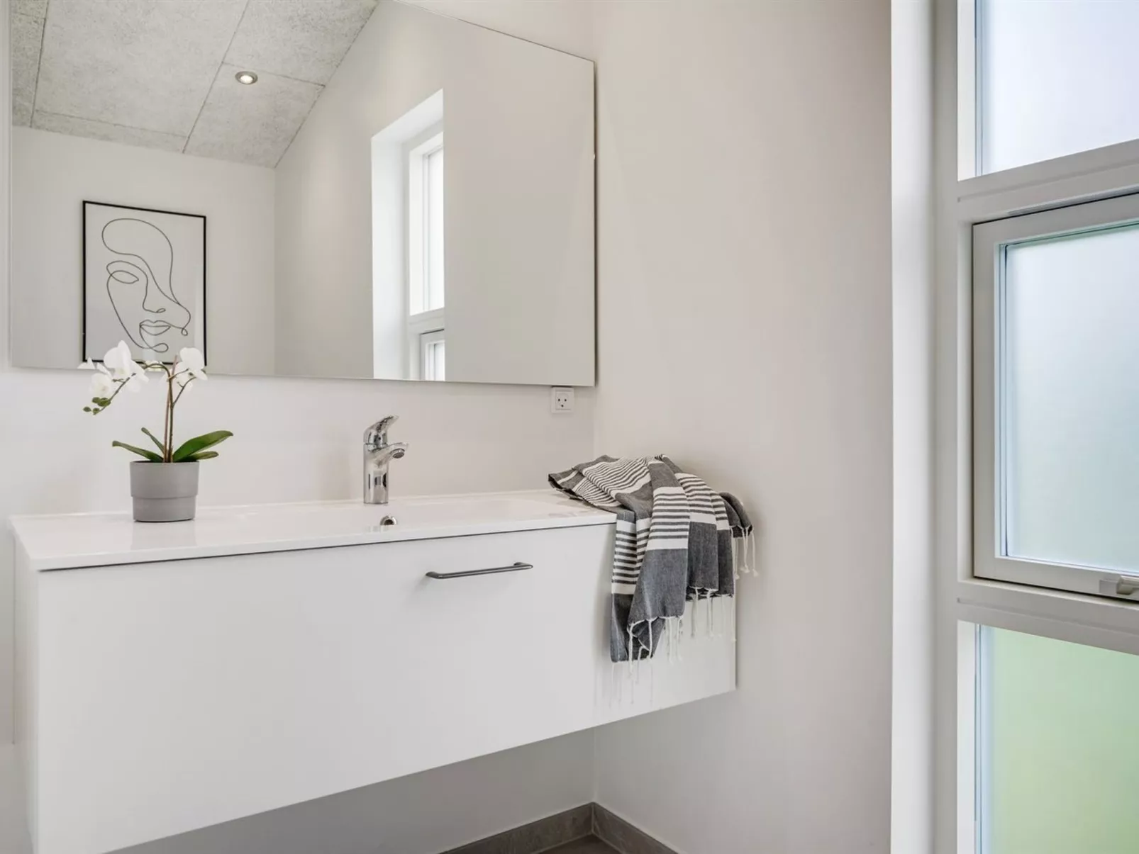 "Aatami" - 500m from the sea-Dedans