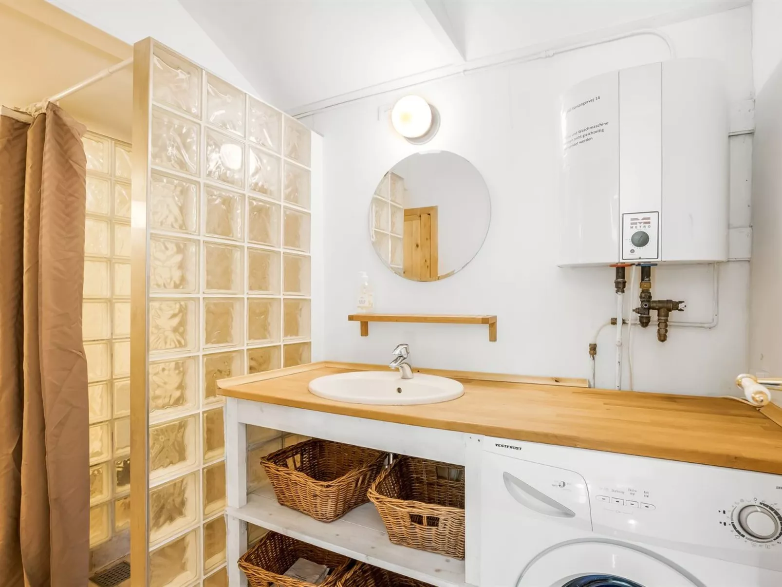 "Carly" - 100m from the sea-Drinnen