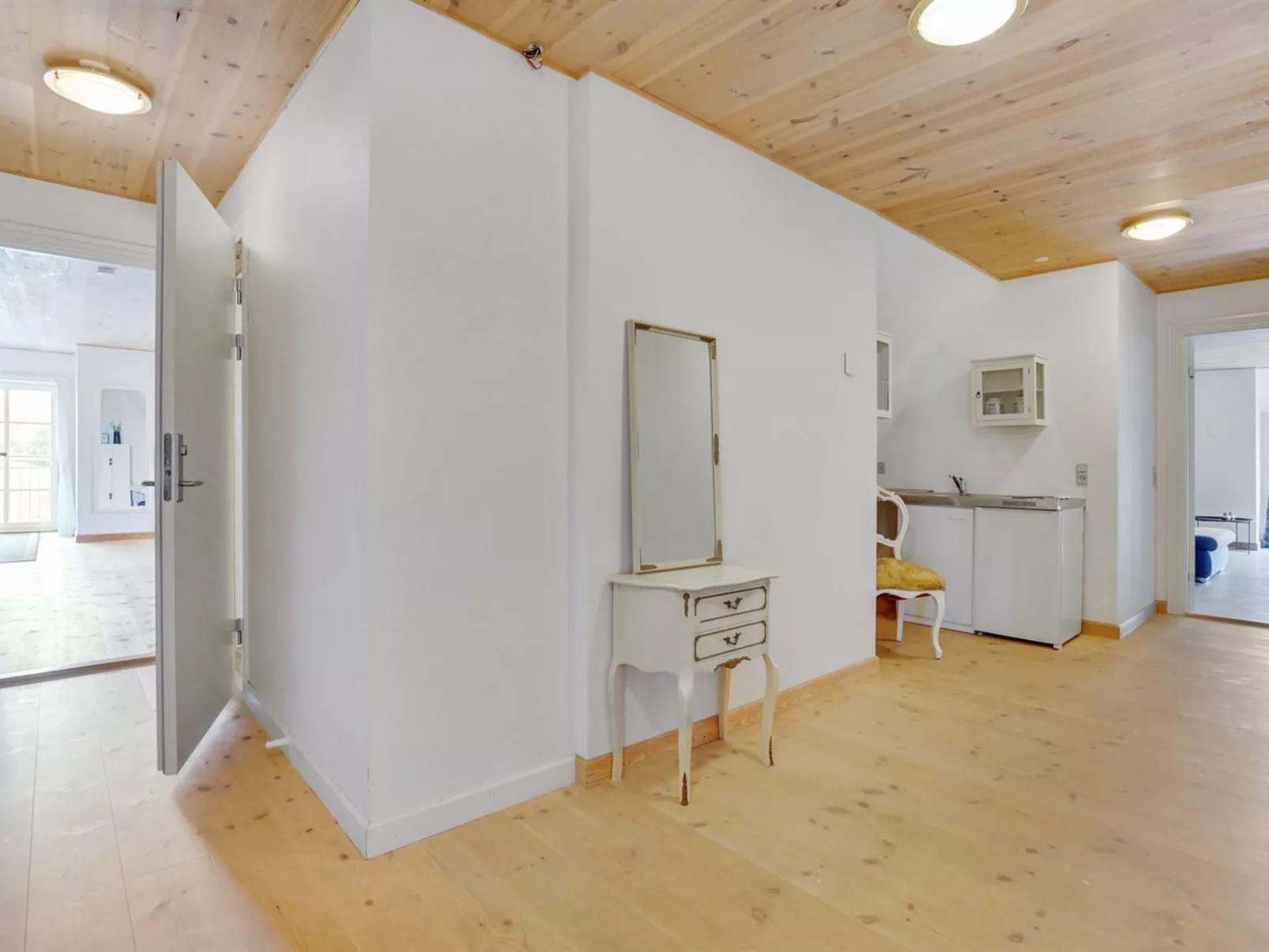 "Knut" - 10km from the sea-Inside