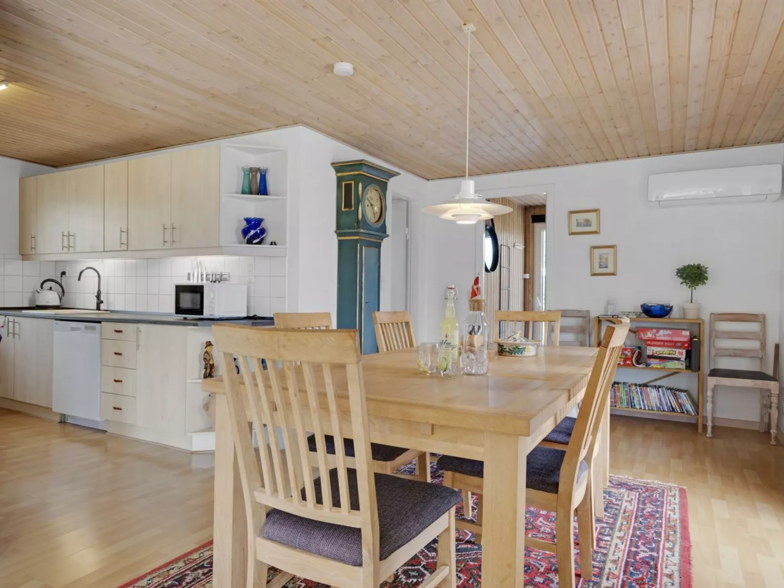 "Yorick" - 1km from the sea-Inside